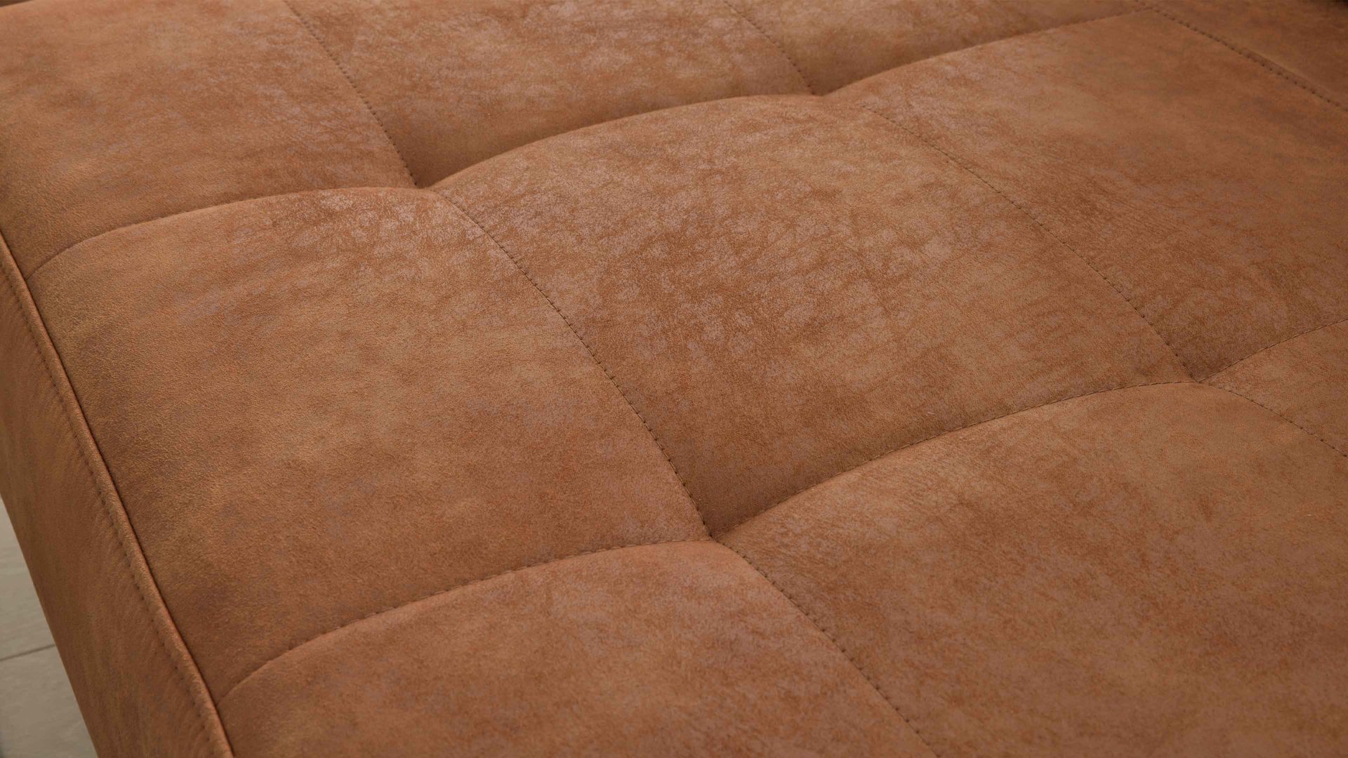Ecksofa Interliving aus Stoff in Hellbraun Interliving Sofa Serie 4254 – Ecksofa cognacfarbene Mikrofaser Magnum & schwarze Metallfüße 4.35 – Stellfläche ca. 340 x 195 cm