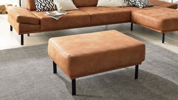 Polsterhocker Interliving aus Stoff in Hellbraun Interliving Sofa Serie 4254 – Polsterhocker cognacfarbene Mikrofaser Magnum & schwarze Metallfüße 4.35 – ca. 95 x 65cm