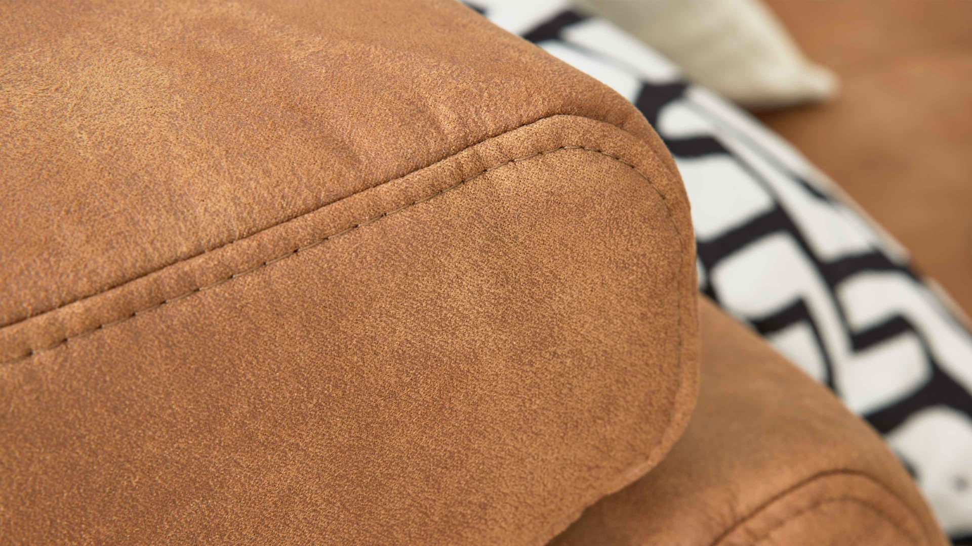 Ecksofa Interliving aus Stoff in Hellbraun Interliving Sofa Serie 4254 – Ecksofa tabacfarbener Bezug Linato & schwarze Metallfüße 4.35 – Stellfläche ca. 340 x 195 cm