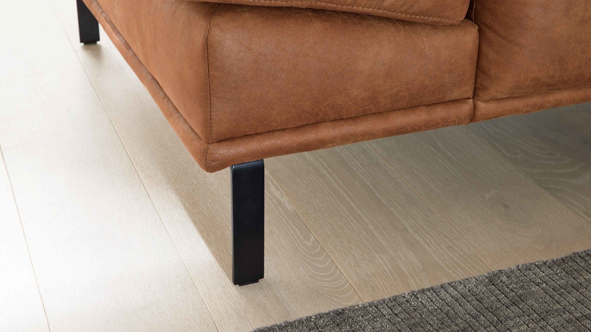 Ecksofa Interliving aus Stoff in Hellbraun Interliving Sofa Serie 4254 – Ecksofa tabacfarbener Bezug Linato & schwarze Metallfüße 4.35 – Stellfläche ca. 340 x 195 cm