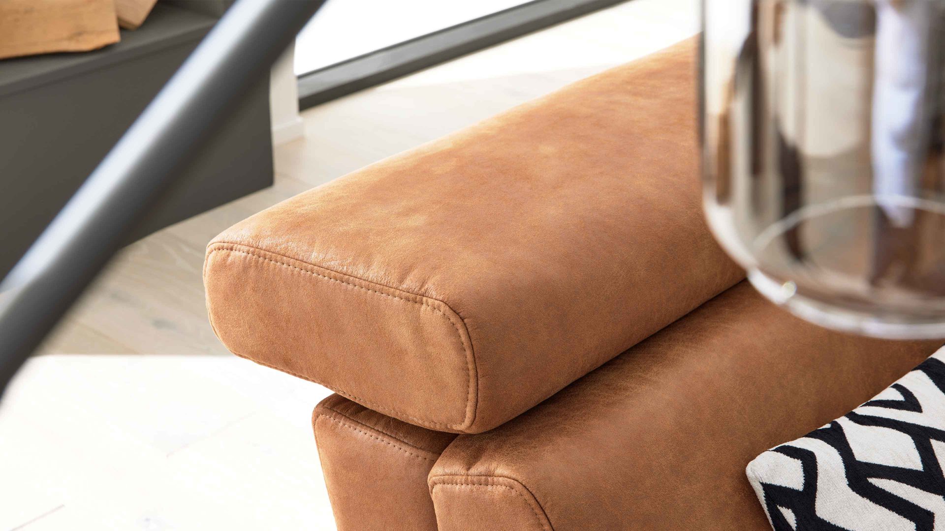 Ecksofa Interliving aus Stoff in Hellbraun Interliving Sofa Serie 4254 – Ecksofa cognacfarbene Mikrofaser Magnum & schwarze Metallfüße 4.35 – Stellfläche ca. 340 x 195 cm