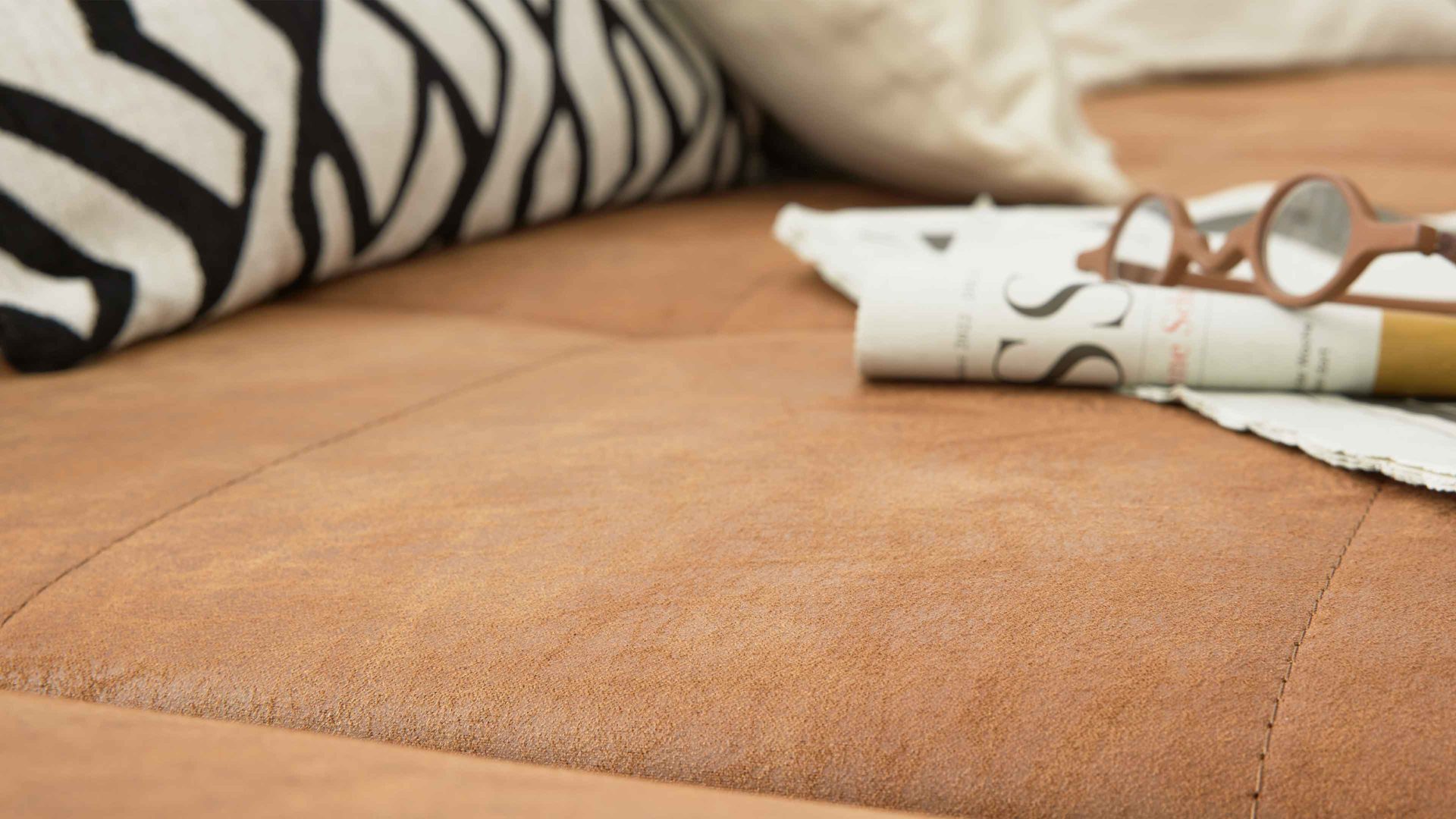 Ecksofa Interliving aus Stoff in Hellbraun Interliving Sofa Serie 4254 – Ecksofa cognacfarbene Mikrofaser Magnum & schwarze Metallfüße 4.35 – Stellfläche ca. 340 x 195 cm