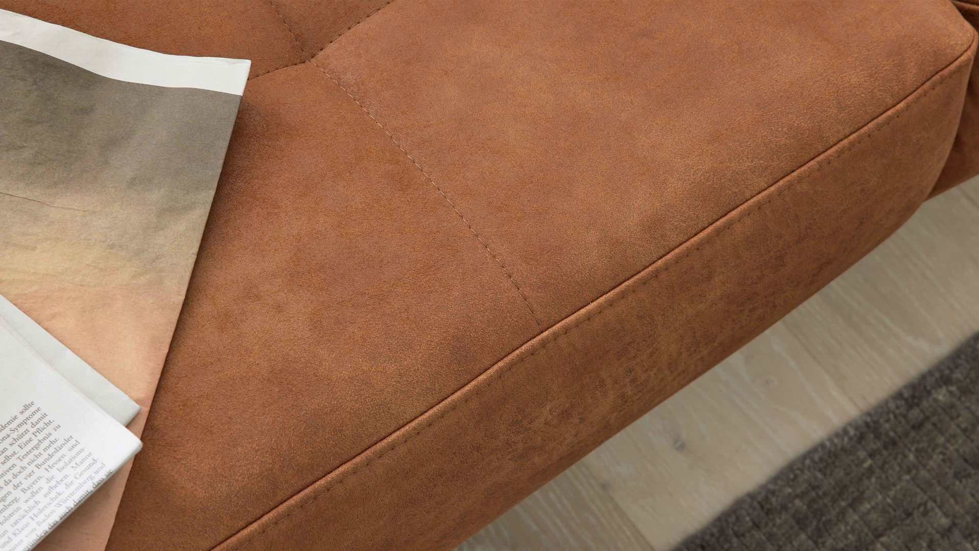 Ecksofa Interliving aus Stoff in Hellbraun Interliving Sofa Serie 4254 – Ecksofa cognacfarbene Mikrofaser Magnum & schwarze Metallfüße 4.35 – Stellfläche ca. 340 x 195 cm