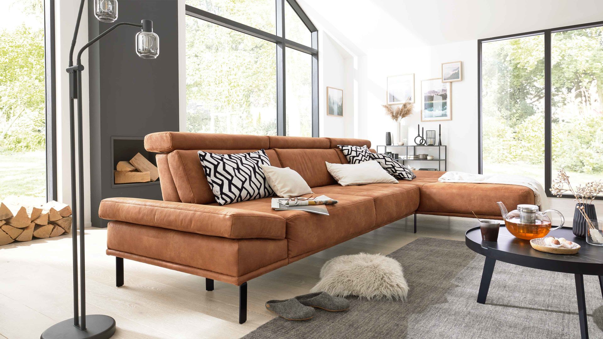 Ecksofa Interliving aus Stoff in Hellbraun Interliving Sofa Serie 4254 – Ecksofa tabacfarbener Bezug Linato & schwarze Metallfüße 4.35 – Stellfläche ca. 340 x 195 cm