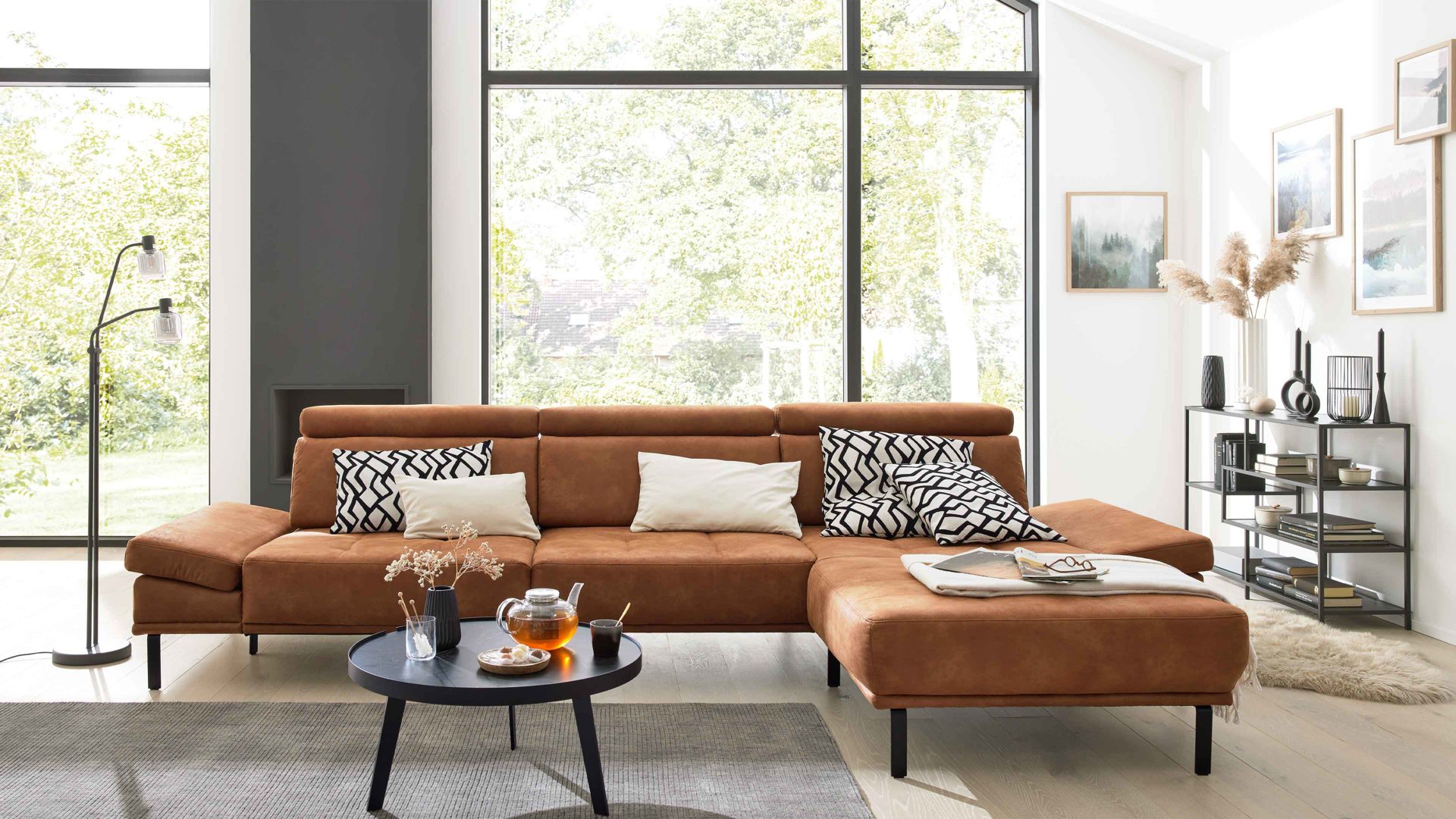 Ecksofa Interliving aus Stoff in Hellbraun Interliving Sofa Serie 4254 – Ecksofa tabacfarbener Bezug Linato & schwarze Metallfüße 4.35 – Stellfläche ca. 340 x 195 cm