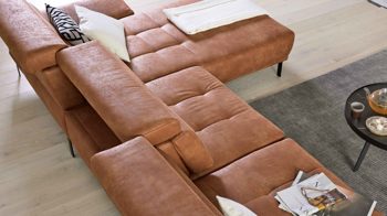 Ecksofa Interliving aus Stoff in Hellbraun Interliving Sofa Serie 4254 – Ecksofa tabacfarbener Bezug Linato & schwarze Metallfüße 4.35 – Stellfläche ca. 340 x 195 cm