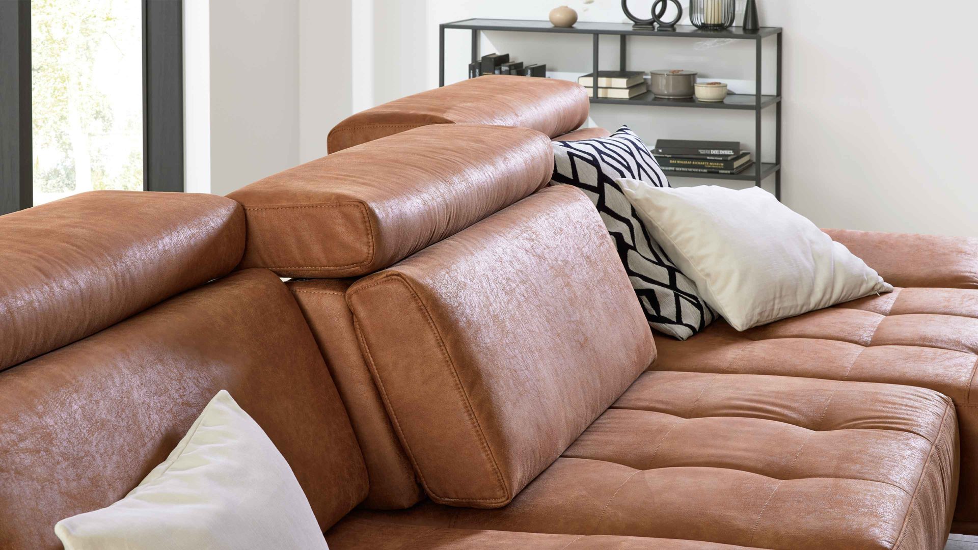 Ecksofa Interliving aus Stoff in Hellbraun Interliving Sofa Serie 4254 – Ecksofa tabacfarbener Bezug Linato & schwarze Metallfüße 4.35 – Stellfläche ca. 340 x 195 cm