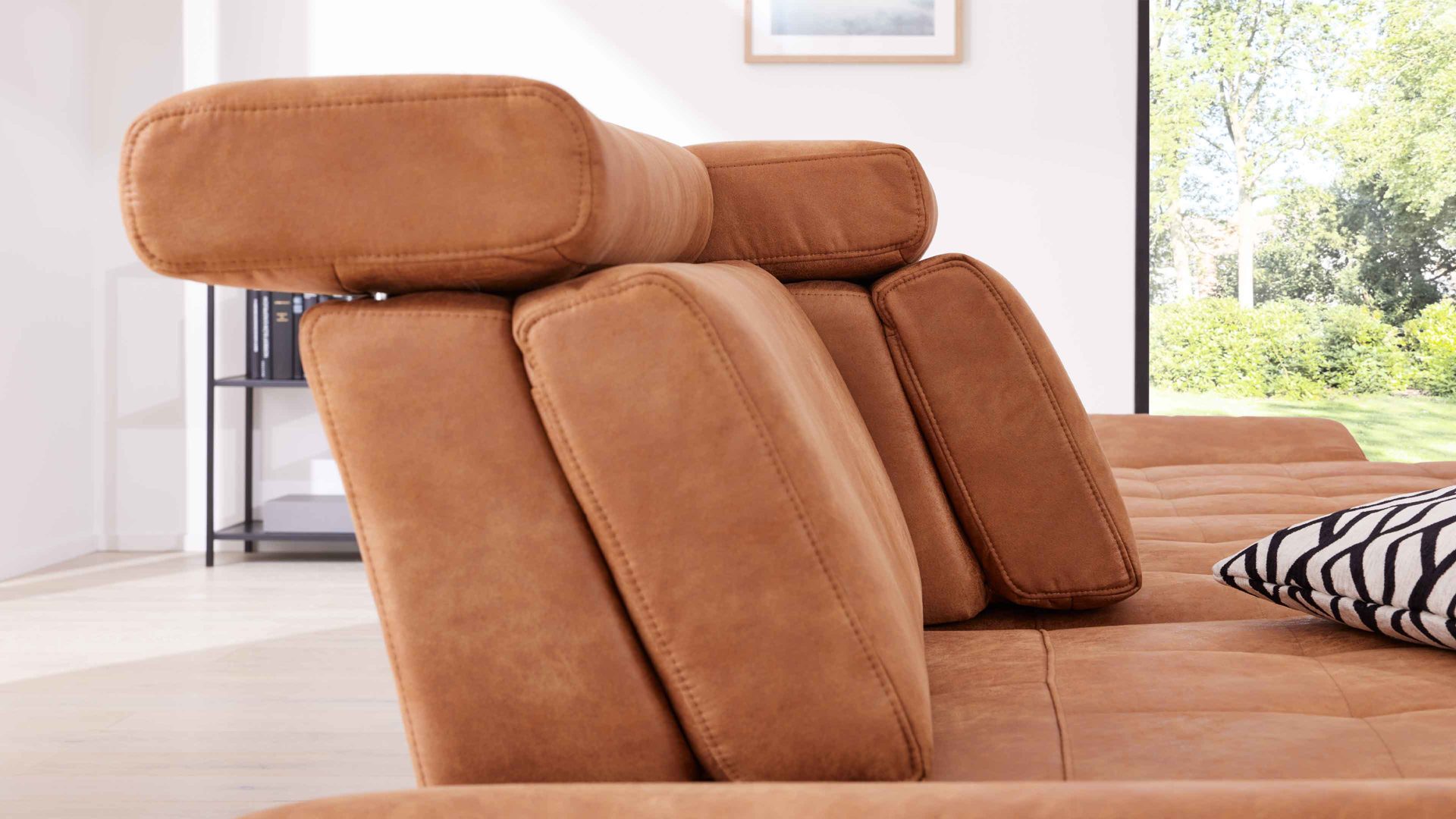 Ecksofa Interliving aus Stoff in Hellbraun Interliving Sofa Serie 4254 – Ecksofa tabacfarbener Bezug Linato & schwarze Metallfüße 4.35 – Stellfläche ca. 340 x 195 cm