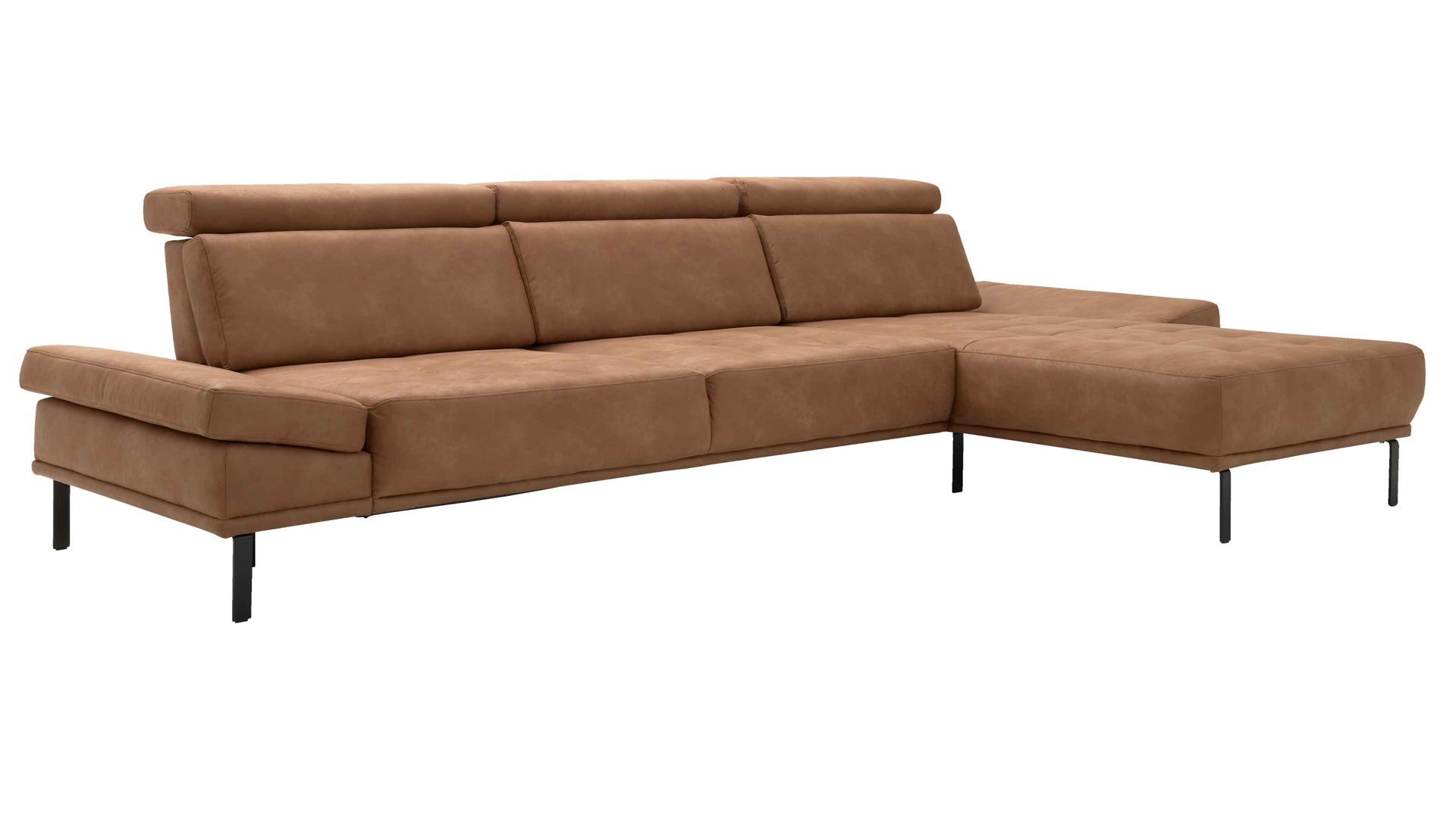 Ecksofa Interliving aus Stoff in Hellbraun Interliving Sofa Serie 4254 – Ecksofa tabacfarbener Bezug Linato & schwarze Metallfüße 4.35 – Stellfläche ca. 340 x 195 cm