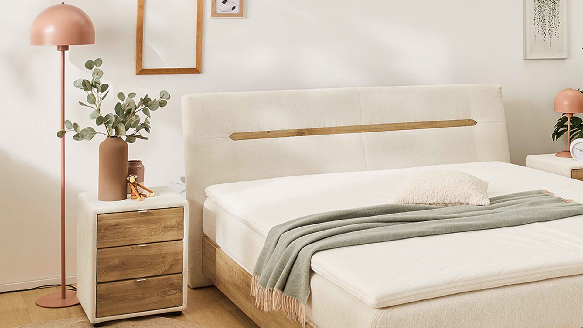 Nachtkommode Jockenhöfer aus Stoff in Beige Nachtkommode Lia beigefarbener Chenillebezug  & Balkeneiche - drei Schubladen