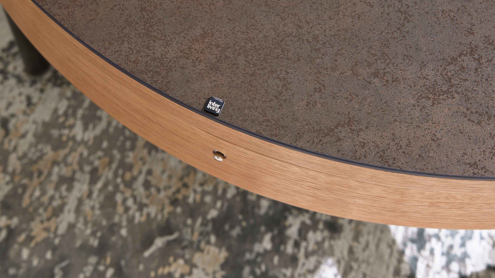 Beistelltisch Interliving aus Keramik in Dunkelbraun Interliving Couchtisch Serie 6216 - Beistelltisch titanfarbene Keramik, Eichefurnier & schwarzer Stahl - Durchmesser ca. 44 cm