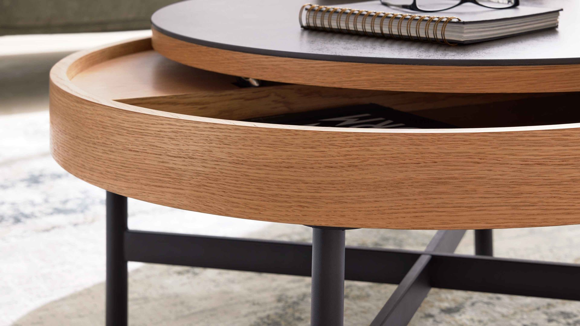 Couchtisch Interliving aus Keramik in Dunkelbraun Interliving Couchtisch Serie 6216 - Couchtisch titanfarbene Keramik, Eichefurnier & schwarzer Stahl - Durchmesser ca. 85 cm