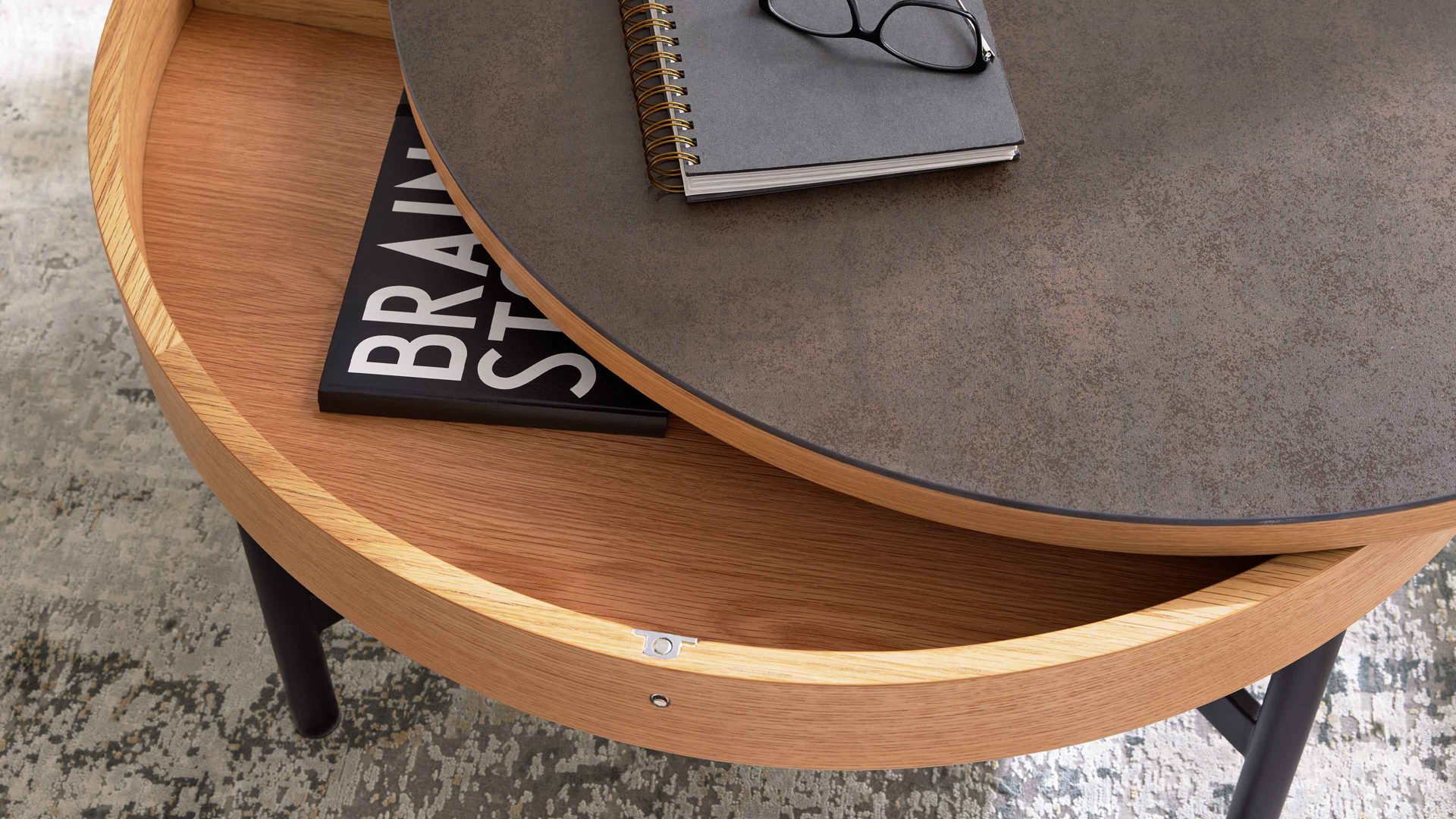 Beistelltisch Interliving aus Keramik in Dunkelbraun Interliving Couchtisch Serie 6216 - Beistelltisch titanfarbene Keramik, Eichefurnier & schwarzer Stahl - Durchmesser ca. 44 cm