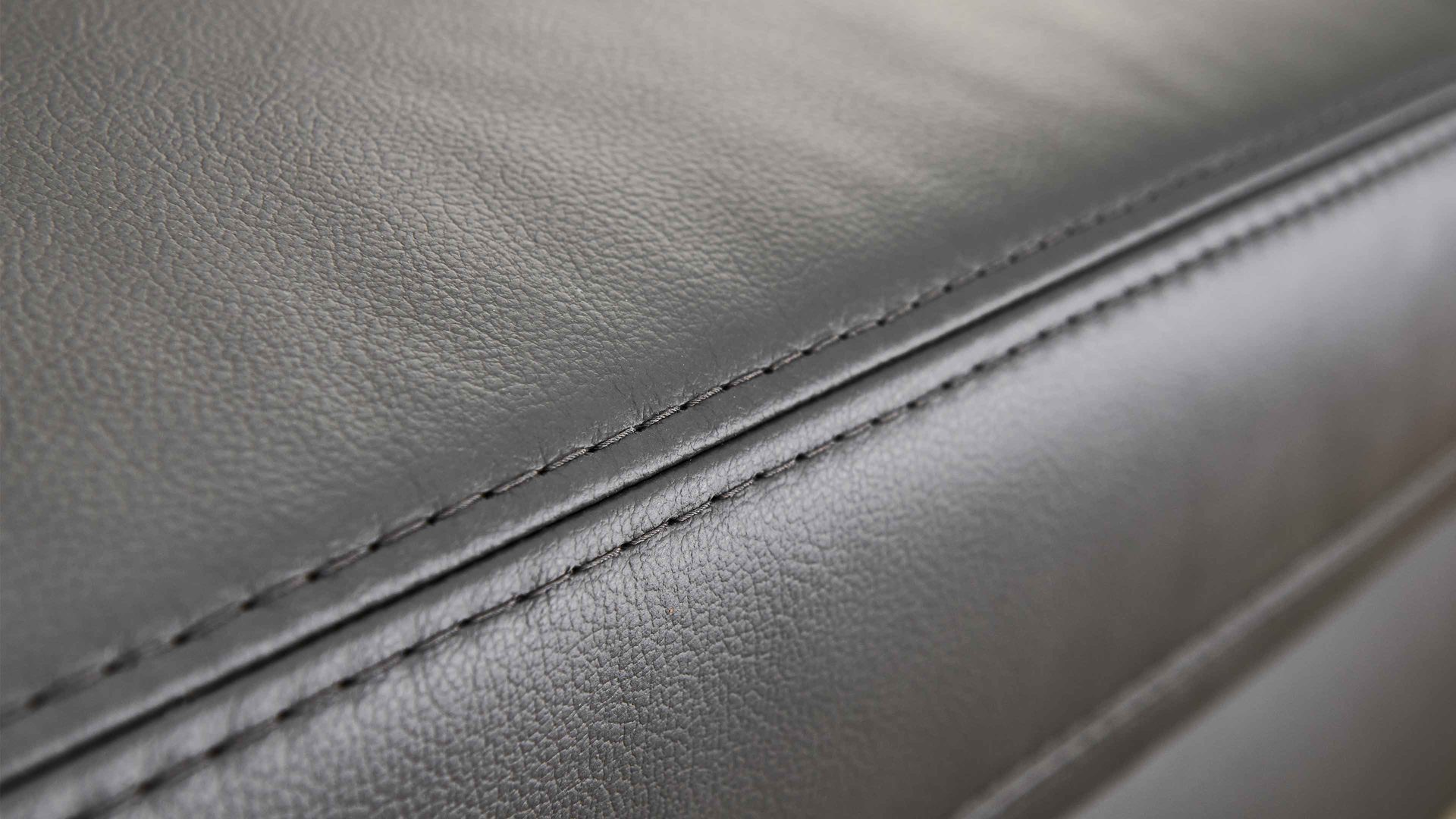 Polsterhocker modulmaster aus Leder in Anthrazit Modulmaster MM-PN1168 - Funktionshocker XXL-HoF anthrazitfarbenes Leder Torro & Alu-Winkelfüße - ca. 130 x 65 cm