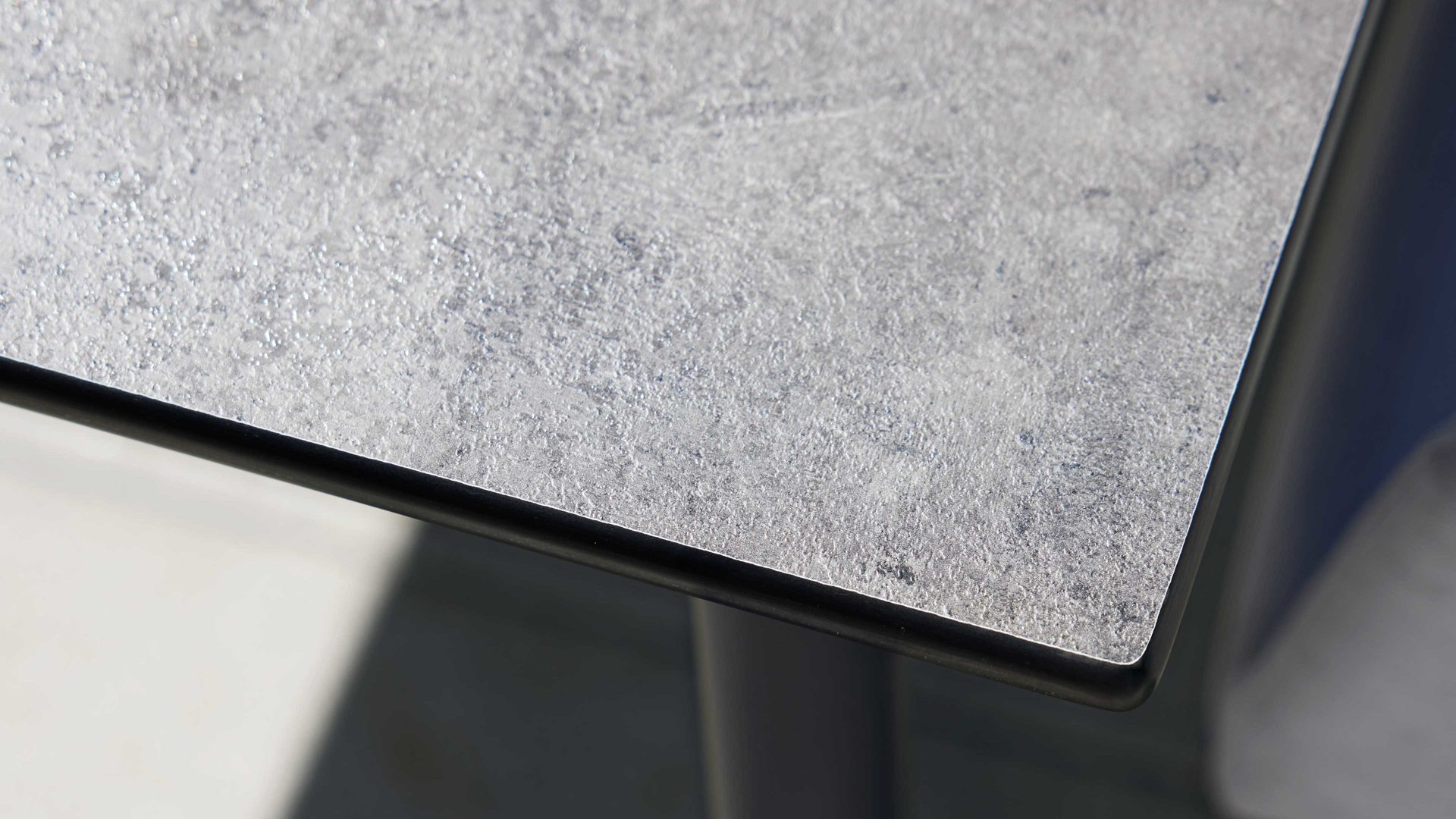 Gartenmöbel-Set Interliving aus Stoff in Grau Interliving Gartenmöbel Serie 7003 – Tischgruppe im Skandi Style hellgrauer Bezug Panama, HPL Beton & Aluminium