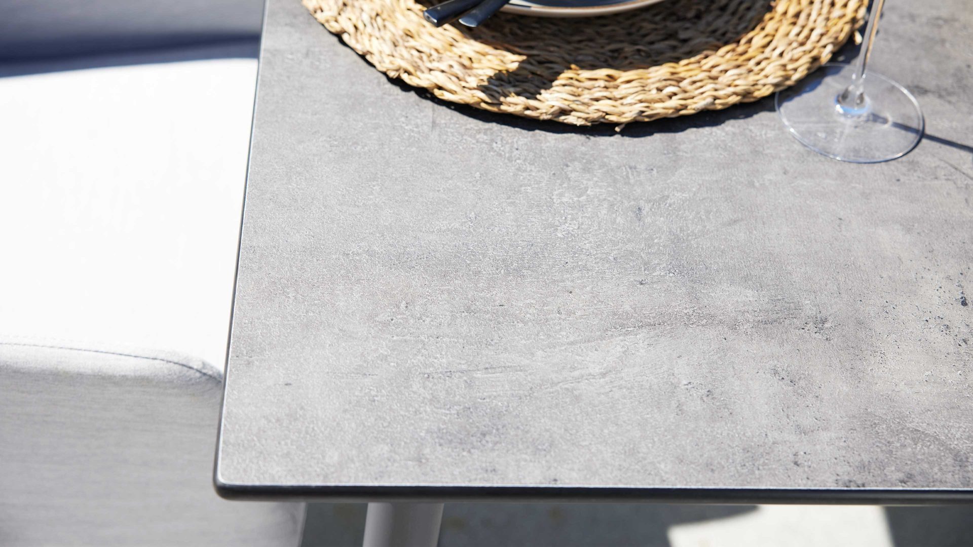 Gartentisch Interliving aus Holz in Grau Interliving Gartenmöbel Serie 7003 – Tisch G113-004-076 HPL Beton & Aluminium - ca. 160 x 95 cm