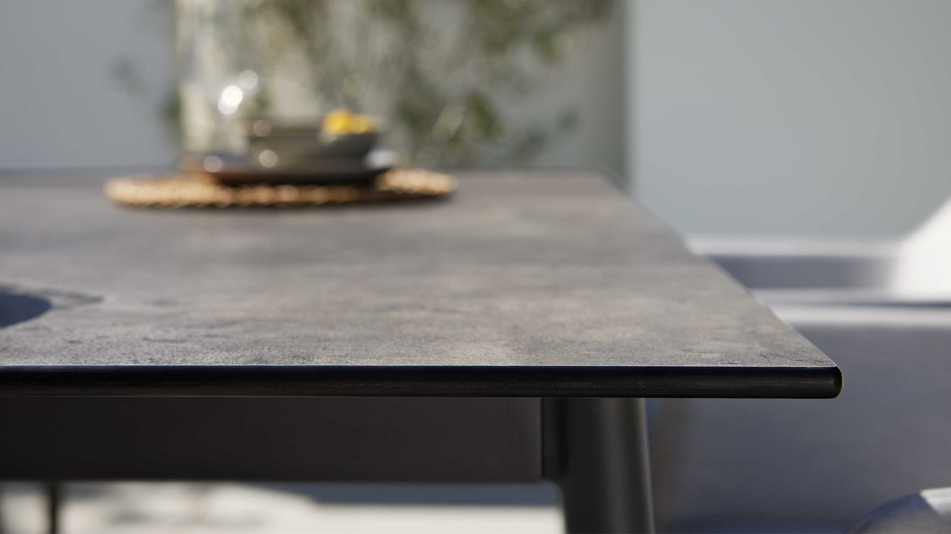 Gartentisch Interliving aus Holz in Grau Interliving Gartenmöbel Serie 7003 – Tisch HPL Beton & Aluminium - ca. 220 x 95 cm