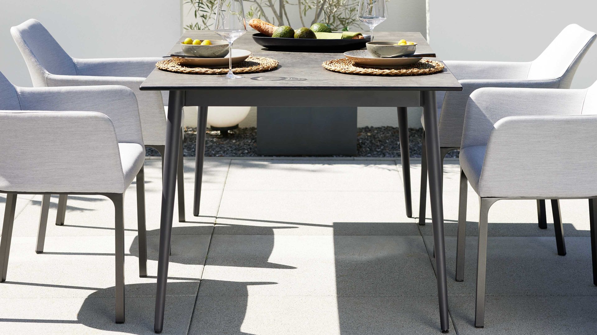 Gartentisch Interliving aus Holz in Grau Interliving Gartenmöbel Serie 7003 – Tisch HPL Beton & Aluminium - ca. 220 x 95 cm