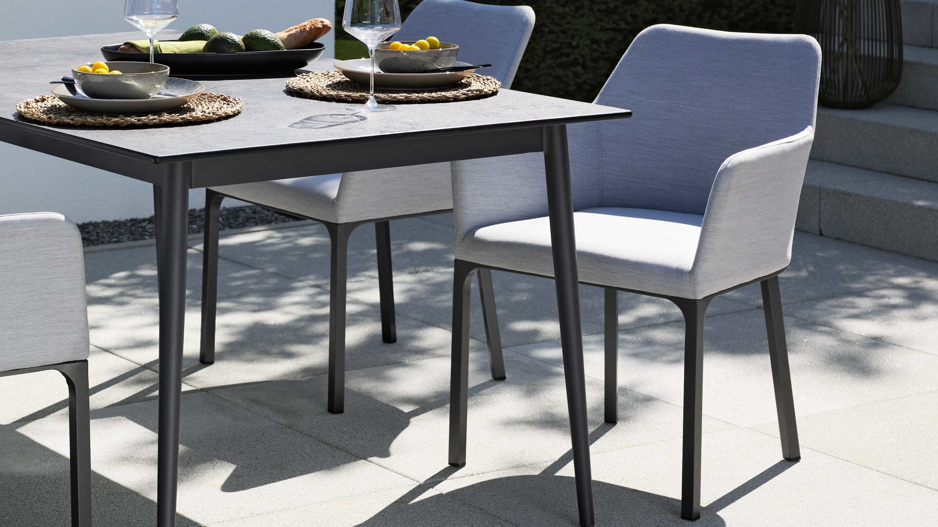 Gartenstuhl /-sessel Interliving aus Kunstfaser in Hellgrau Interliving Gartenmöbel Serie 7003 - Armlehnstuhl hellgrauer Bezug Panama & anthrazitfarbenes Aluminium