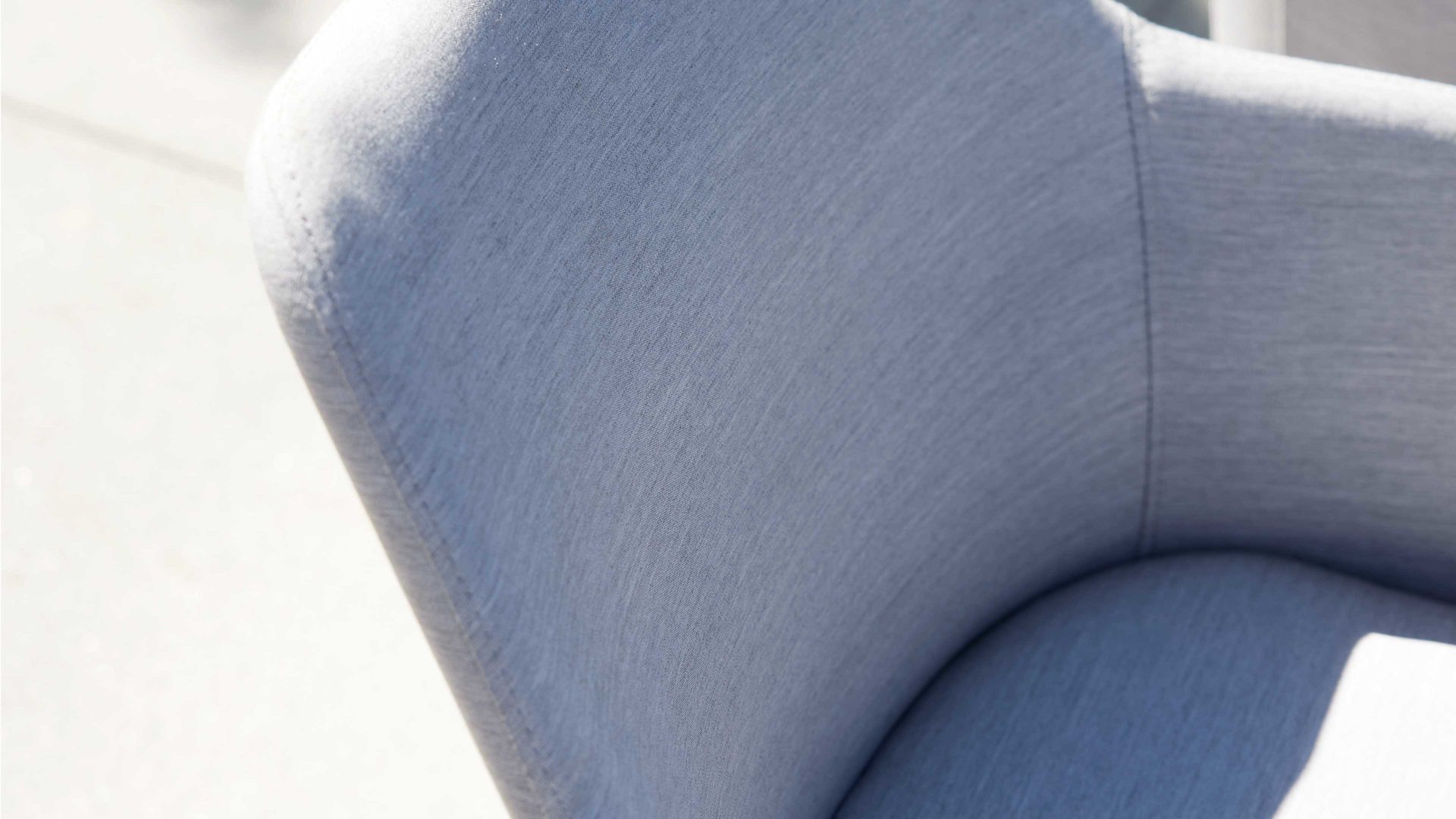 Gartenstuhl /-sessel Interliving aus Kunstfaser in Hellgrau Interliving Gartenmöbel Serie 7003 - Armlehnstuhl hellgrauer Bezug Panama & anthrazitfarbenes Aluminium