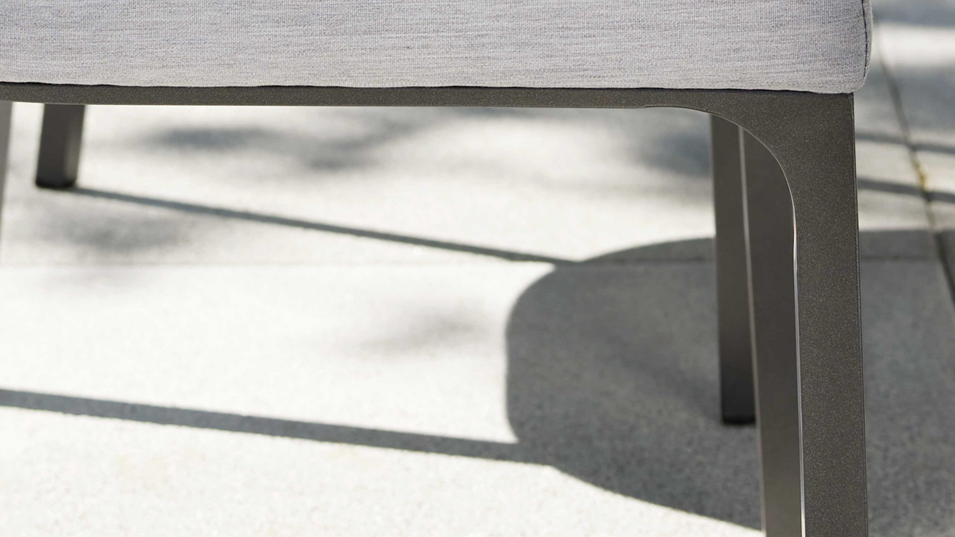 Gartenmöbel-Set Interliving aus Stoff in Grau Interliving Gartenmöbel Serie 7003 – Tischgruppe im Skandi Style hellgrauer Bezug Panama, HPL Beton & Aluminium