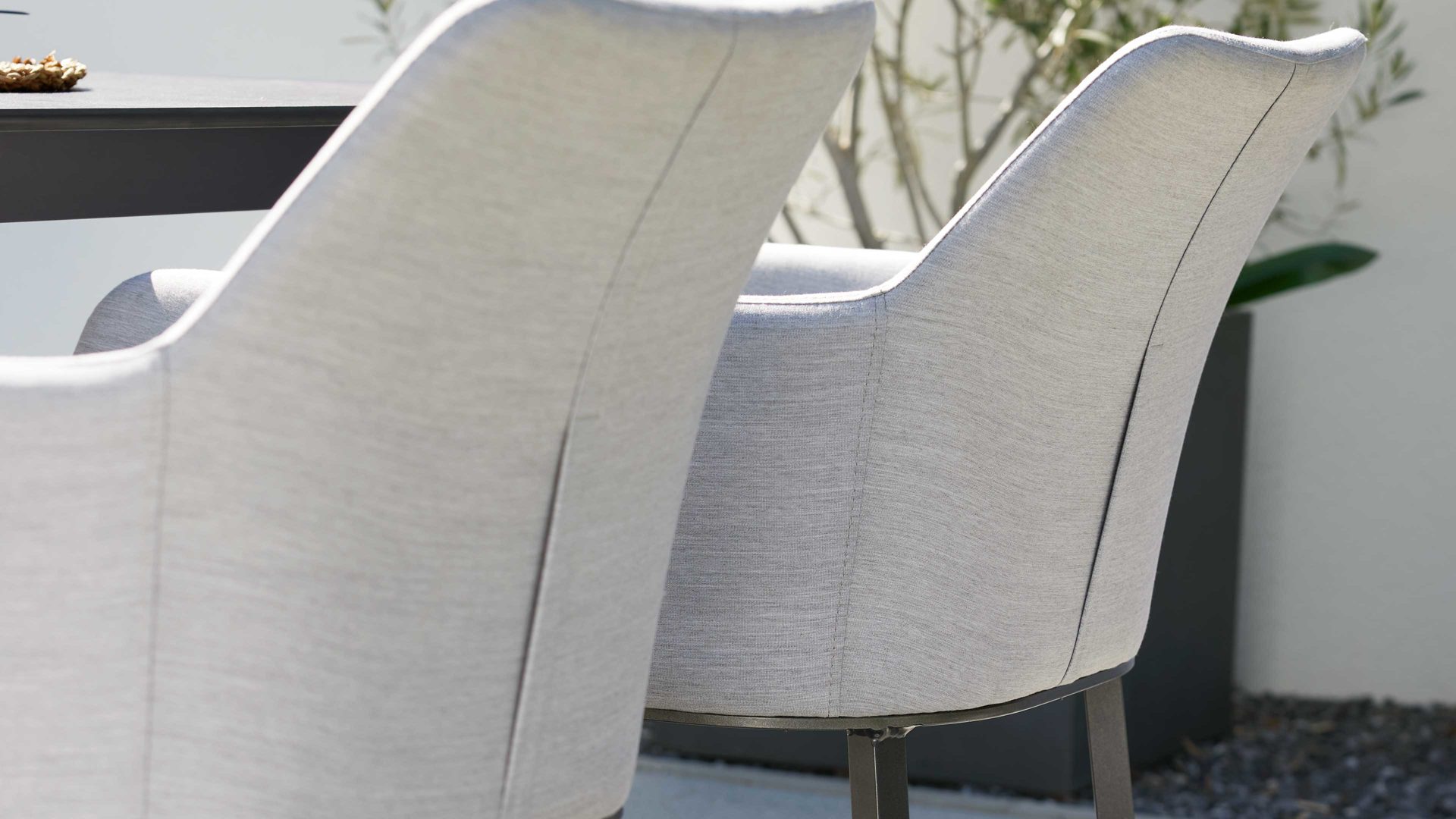 Gartenstuhl /-sessel Interliving aus Kunstfaser in Hellgrau Interliving Gartenmöbel Serie 7003 - Armlehnstuhl hellgrauer Bezug Panama & anthrazitfarbenes Aluminium