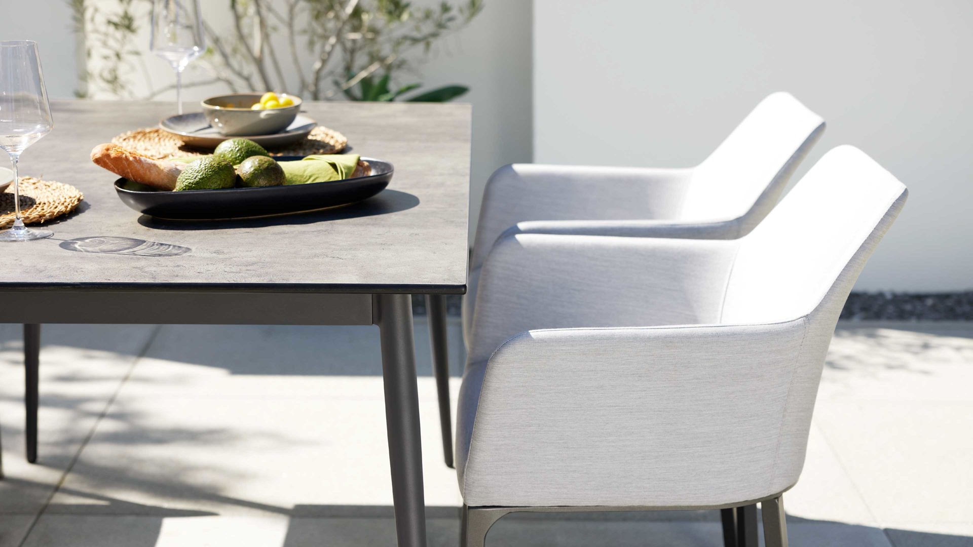 Gartenstuhl /-sessel Interliving aus Kunstfaser in Hellgrau Interliving Gartenmöbel Serie 7003 - Armlehnstuhl hellgrauer Bezug Panama & anthrazitfarbenes Aluminium