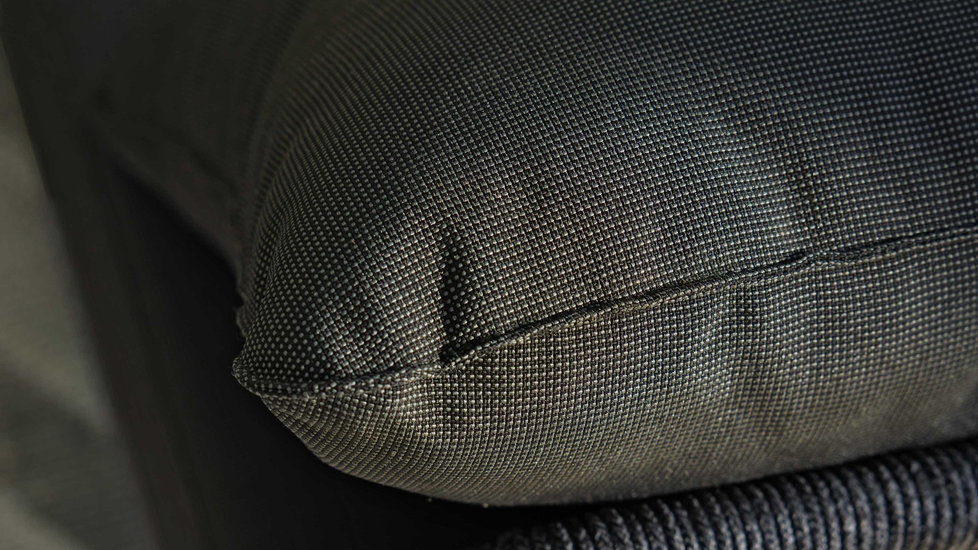 Gartensofa Interliving aus Kunstfaser in Dunkelgrau Interliving Gartenmöbel Serie 7005 - Zweisitzer G749 graues Kordelgeflecht & dunkelgrauer Olefinbezug - Breite ca. 136 cm