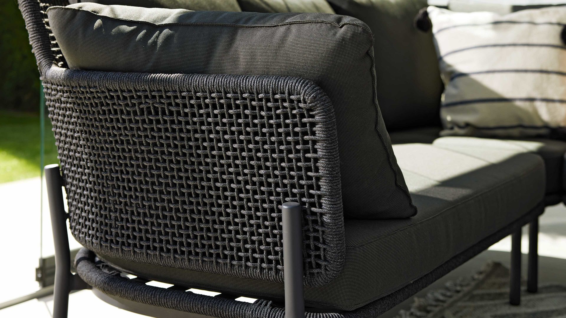 Gartensofa Interliving aus Kunstfaser in Dunkelgrau Interliving Gartenmöbel Serie 7005 - Modul G729 links, graues Kordelgeflecht & dunkelgrauer Olefinbezug - Breite ca. 130 cm