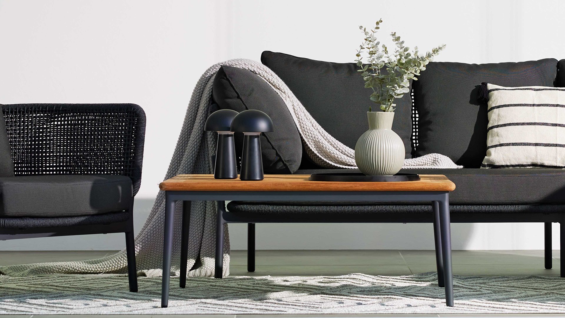 Gartentisch Interliving aus Holz in Holzfarben Interliving Gartenmöbel Serie 7005 – Lounge-Tisch Teakholz & Aluminium - 89 x 89 cm