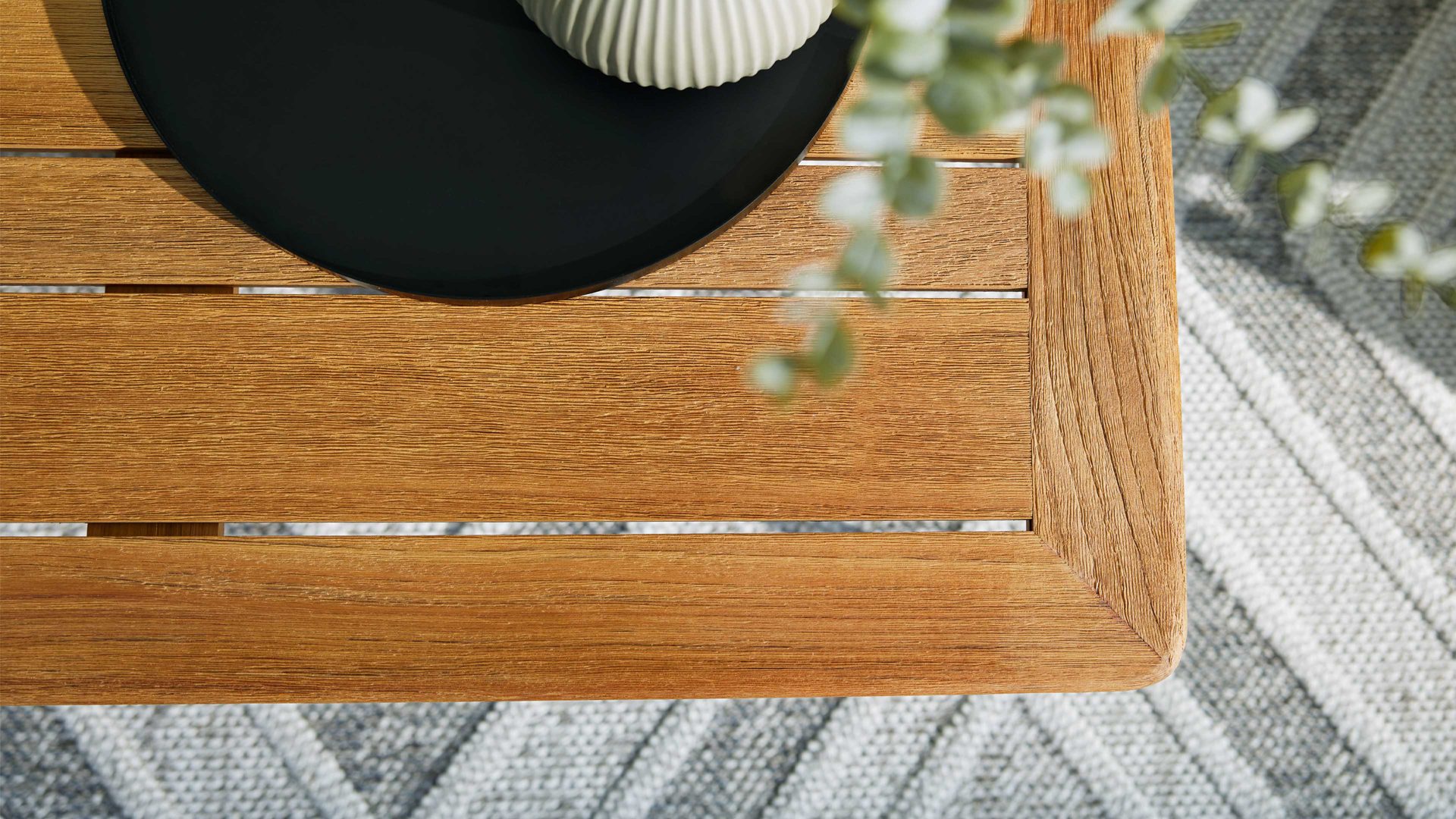 Gartentisch Interliving aus Holz in Holzfarben Interliving Gartenmöbel Serie 7005 – Lounge-Tisch Teakholz & Aluminium - 89 x 89 cm