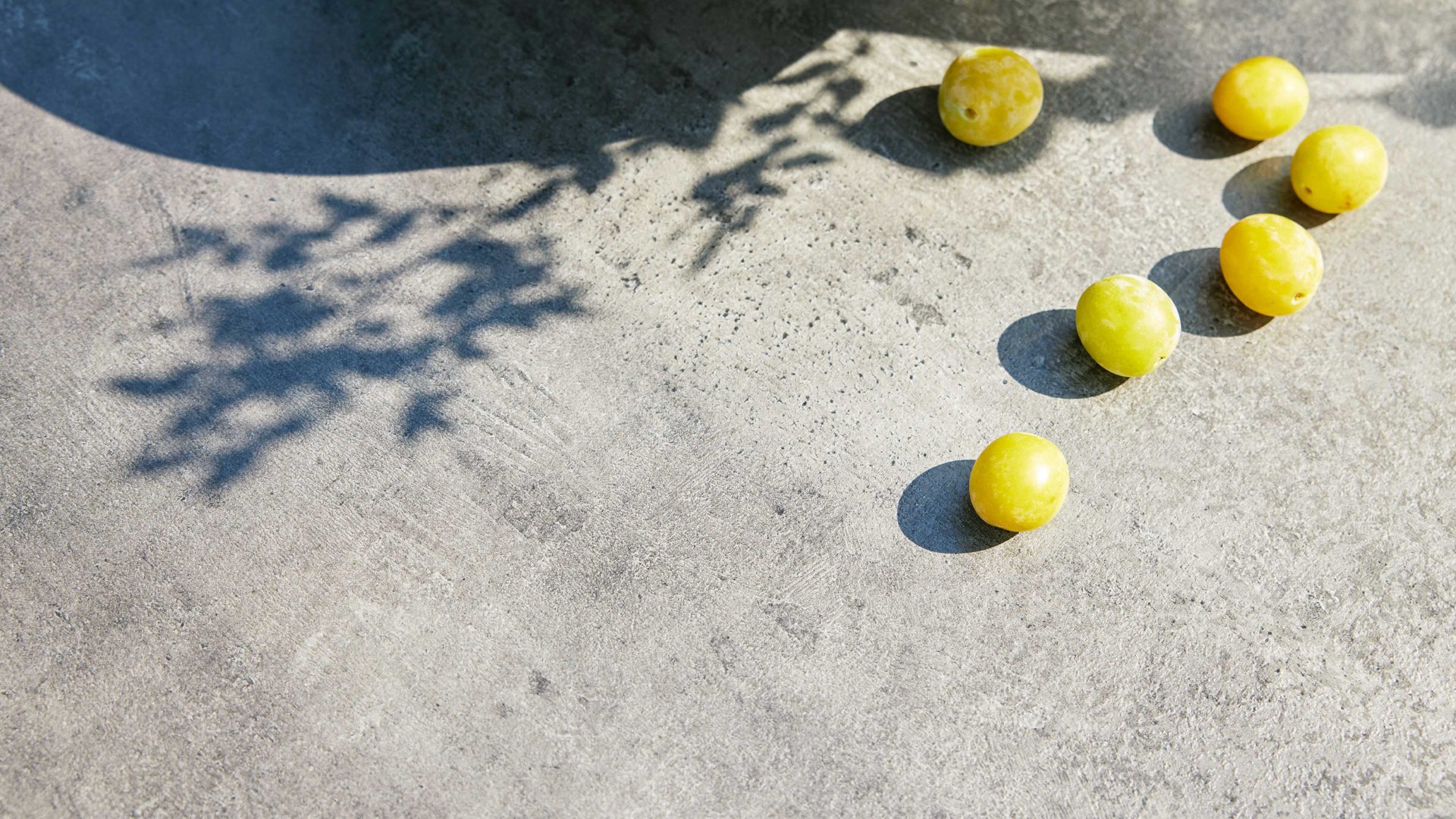 Gartentisch Interliving aus Holz in Grau Interliving Gartenmöbel Serie 7004 – Tisch HPL Beton & Teakholz - Durchmesser ca. 125 cm