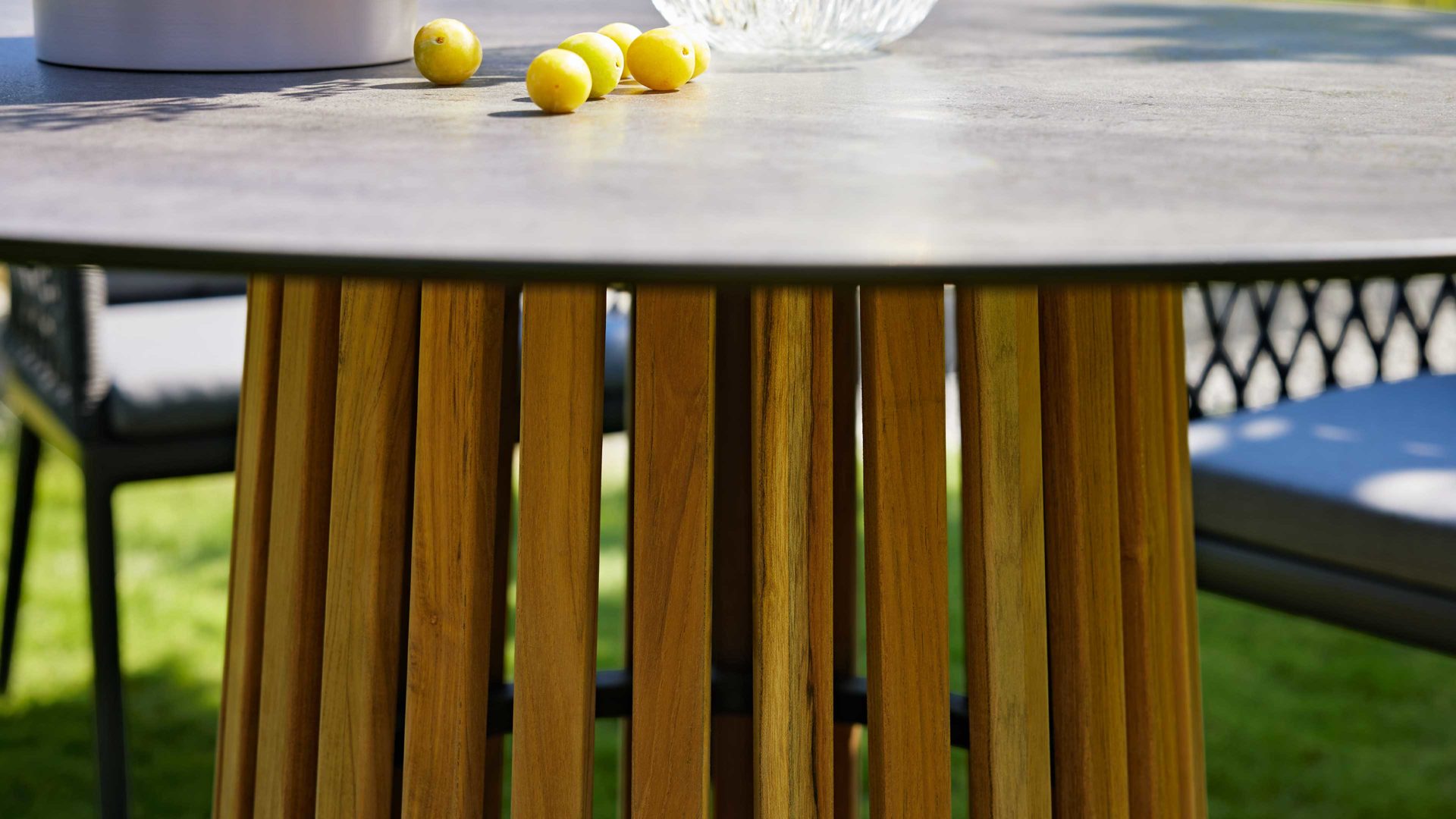 Gartentisch Interliving aus Holz in Grau Interliving Gartenmöbel Serie 7004 – Tisch G163 HPL Beton & Teakholz - Durchmesser ca. 125 cm