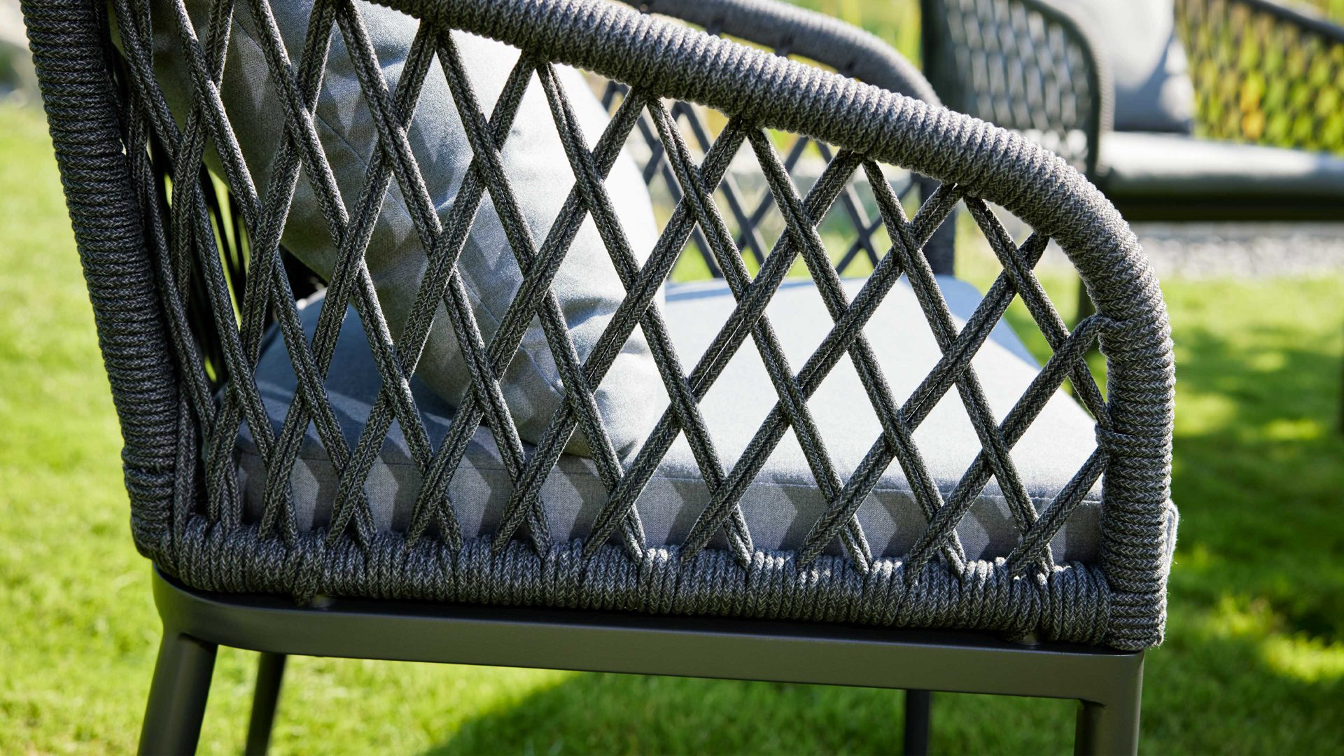 Gartenstuhl /-sessel Interliving aus Kunstfaser in Dunkelgrau Interliving Gartenmöbel Serie 7004 - Armlehnstuhl graues Kordelgeflecht & dunkelgrauer Bezug Heather 181