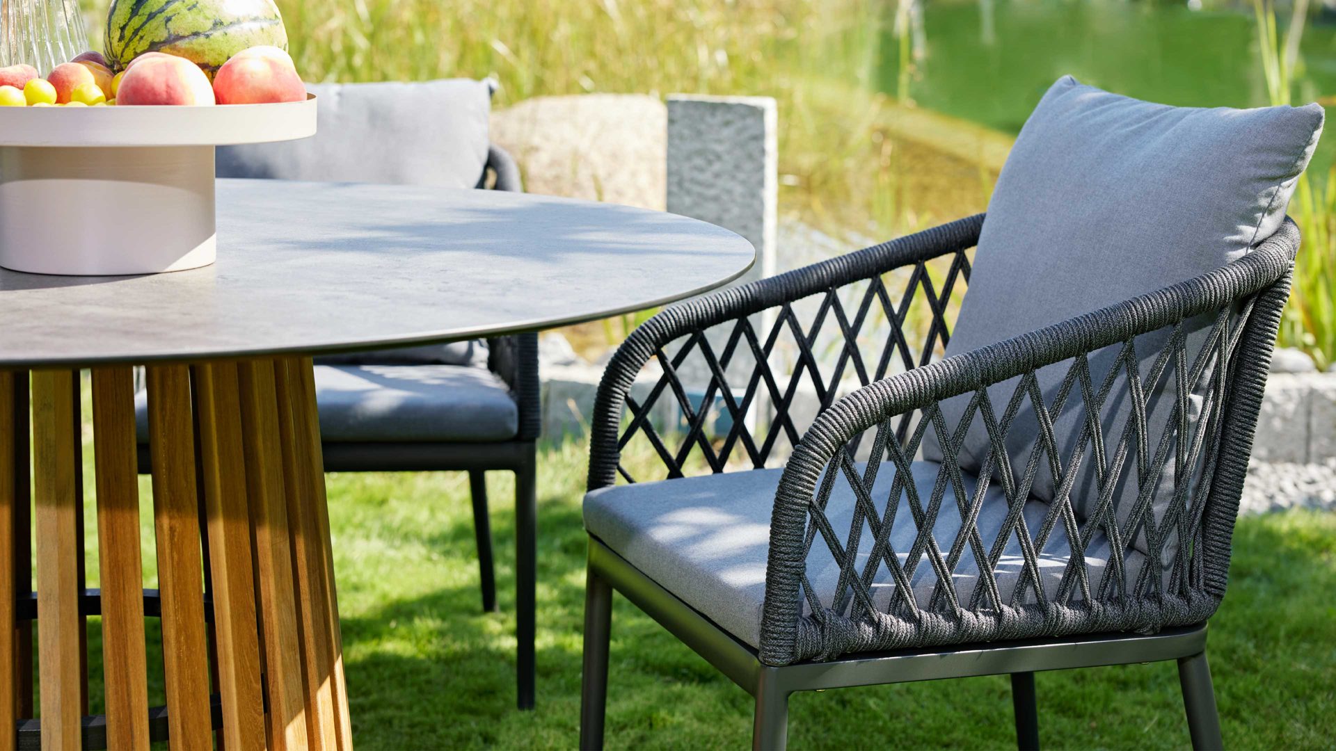 Gartenstuhl /-sessel Interliving aus Kunstfaser in Dunkelgrau Interliving Gartenmöbel Serie 7004 - Armlehnstuhl graues Kordelgeflecht & dunkelgrauer Bezug Heather 181