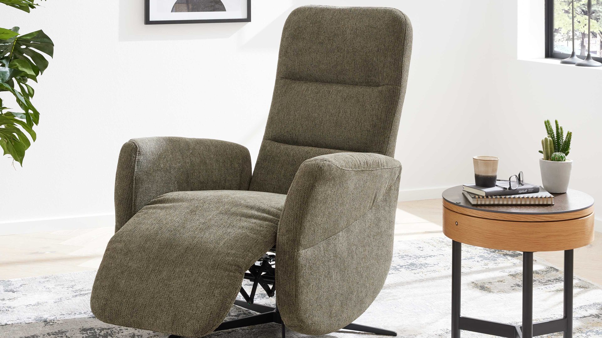 Relaxsessel Interliving aus Stoff in Grün Interliving Sessel Serie 4530 jagdgrüner Stoffbezug Mito 156 & silberfarbener Sternfuß