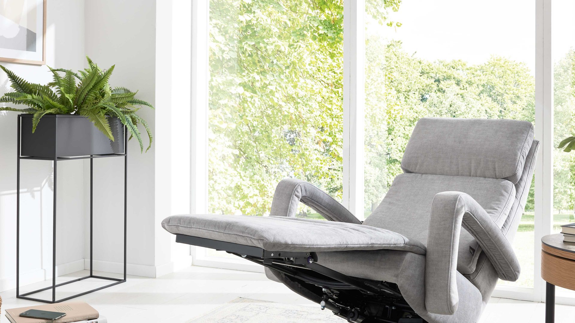 Relaxsessel Interliving aus Stoff in Hellgrau Interliving Sofa Serie 4541 – Relaxsessel manuell - silberfarbener Velours Joyce & Sternfuß V4S