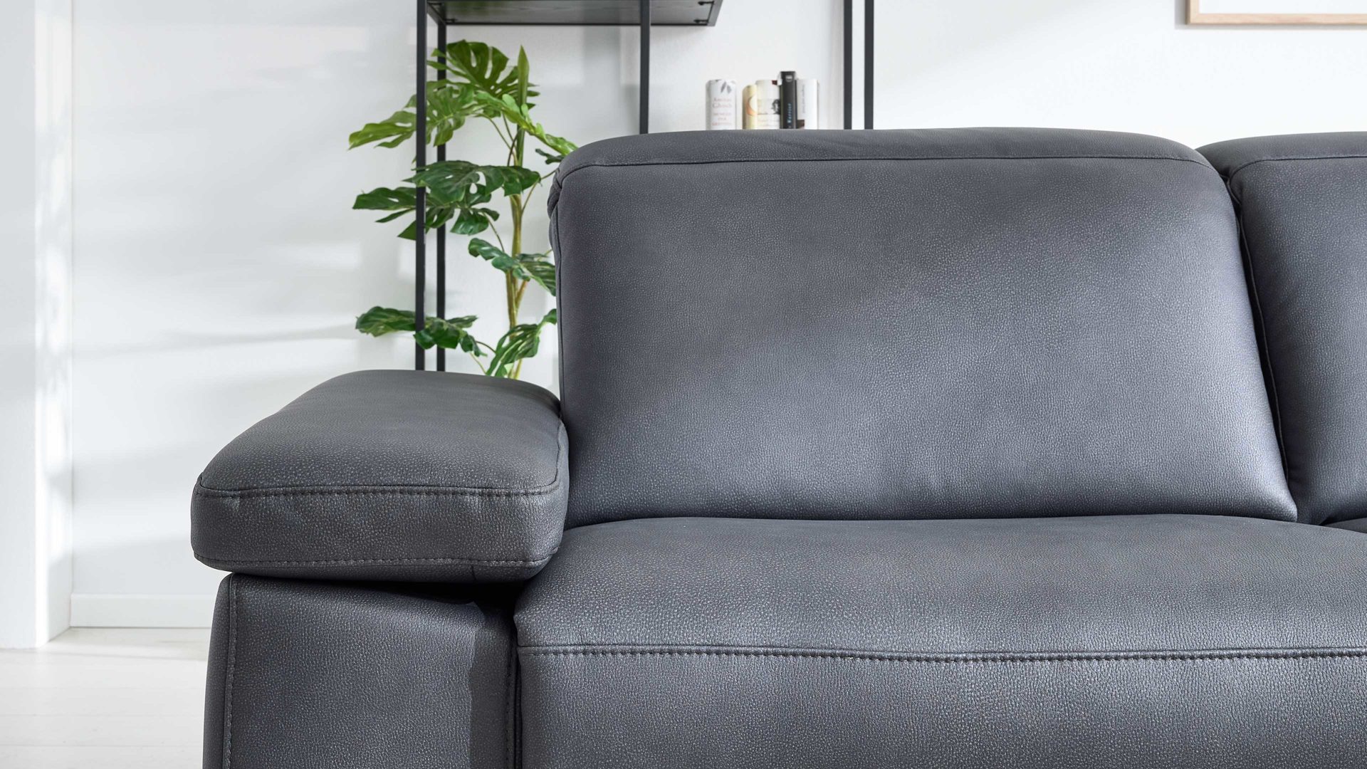 Ecksofa Interliving aus Stoff in Dunkelgrau Interliving Sofa Serie 4064 - Ecksofa graphitfarbene Mikrofaser Galero Punto & Fuß W003-01 - Stellfläche ca. 291 x 252 cm