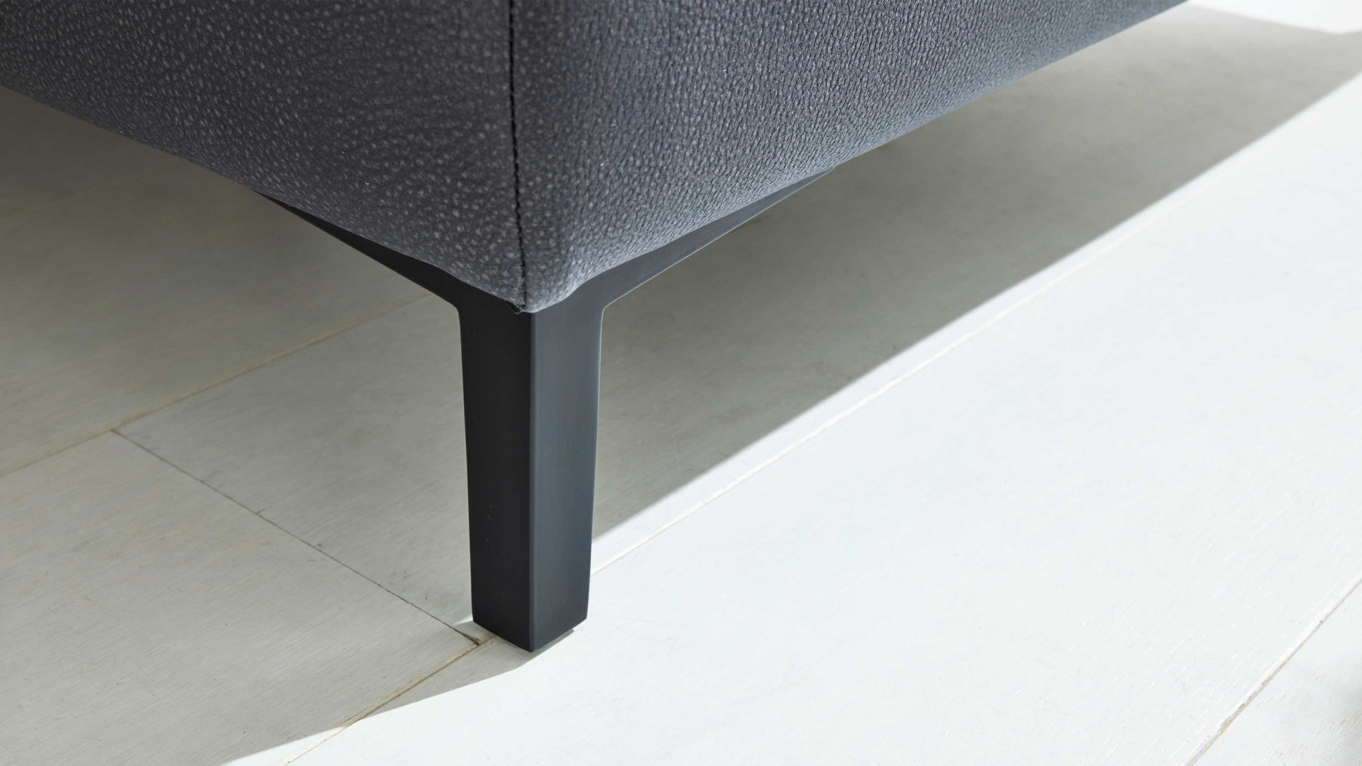 Polsterhocker Interliving aus Stoff in Dunkelgrau Interliving Sofa Serie 4064 - XXL-Hocker graphitfarbene Mikrofaser Galero Punto & Fuß W003-01 - ca. 130 x 65 cm