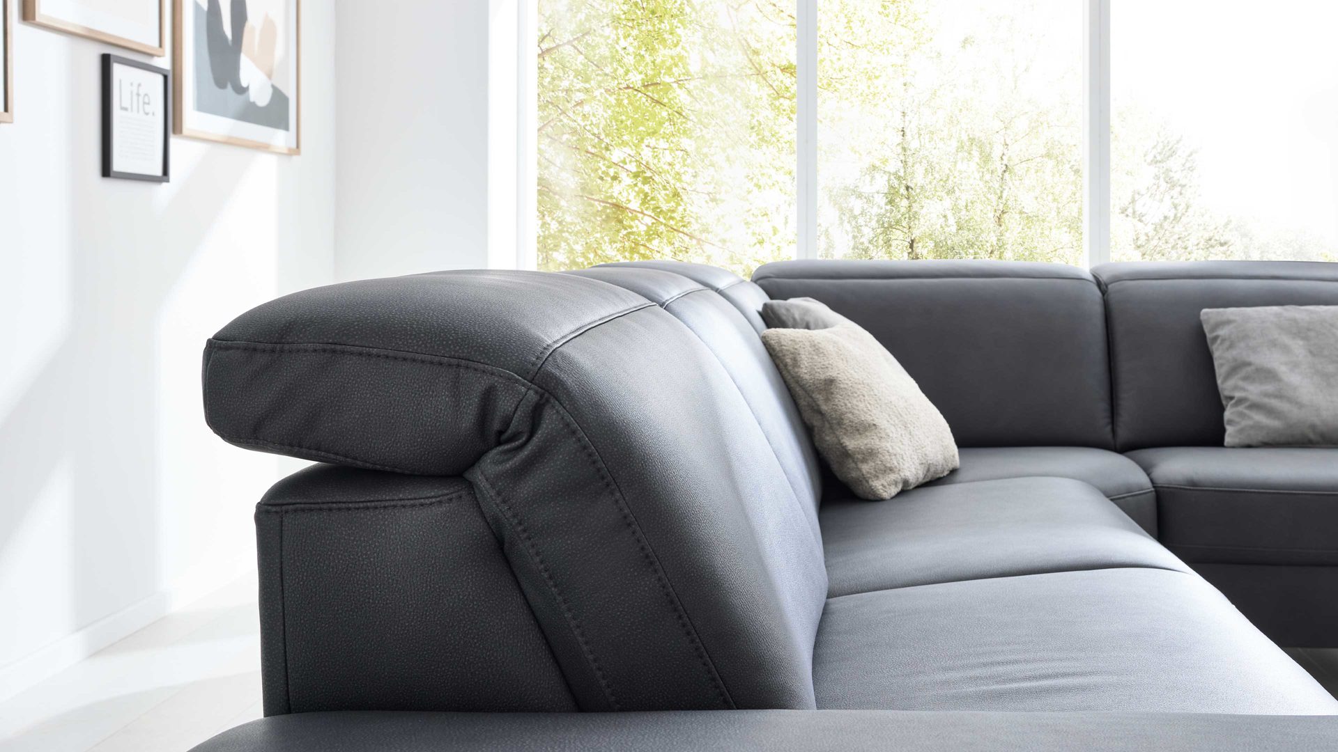 Ecksofa Interliving aus Stoff in Dunkelgrau Interliving Sofa Serie 4064 - Ecksofa graphitfarbene Mikrofaser Galero Punto & Fuß W003-01 - Stellfläche ca. 291 x 252 cm