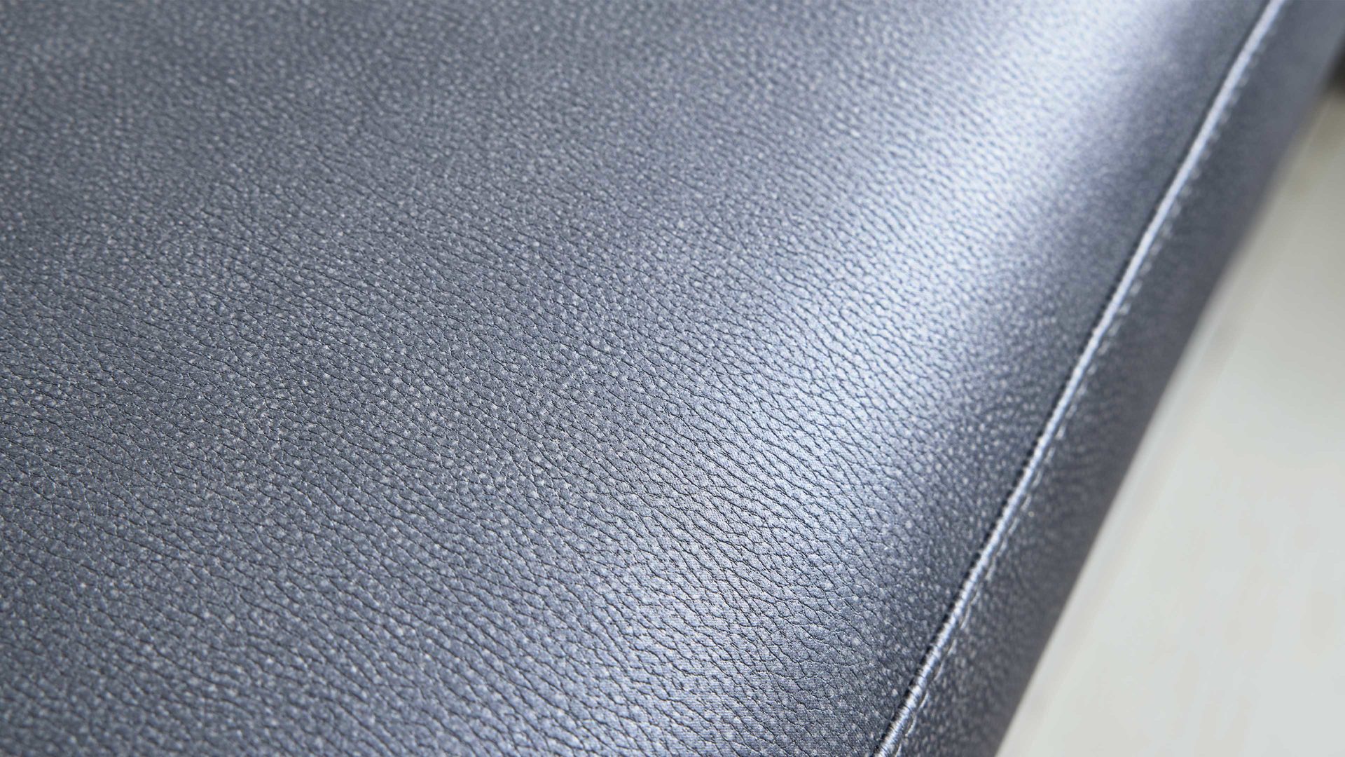 Ecksofa Interliving aus Stoff in Dunkelgrau Interliving Sofa Serie 4064 - Ecksofa graphitfarbene Mikrofaser Galero Punto & Fuß W003-01 - Stellfläche ca. 291 x 252 cm