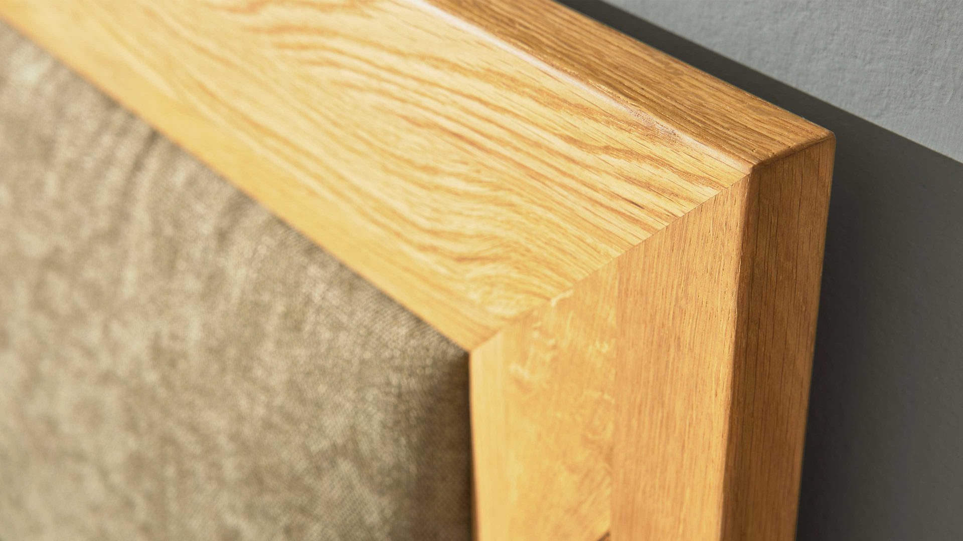 Boxspringbett Interliving aus Stoff in Grün Interliving Boxspringbett Serie 1415 - Boxspringbett mit extra hohem Kopfteil olivgrüner Stoffbezug ELK 323 & Schwebefuß - Liegefläche ca. 180 x 200 cm