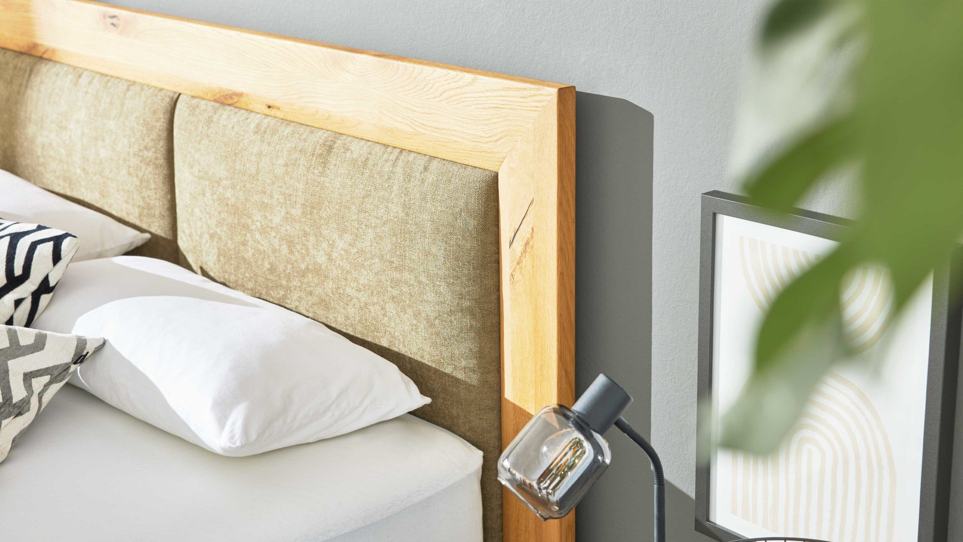 Boxspringbett Interliving aus Stoff in Grün Interliving Boxspringbett Serie 1415 olivgrüner Stoffbezug ELK 323 & Schwebefuß - Liegefläche ca. 180 x 200 cm