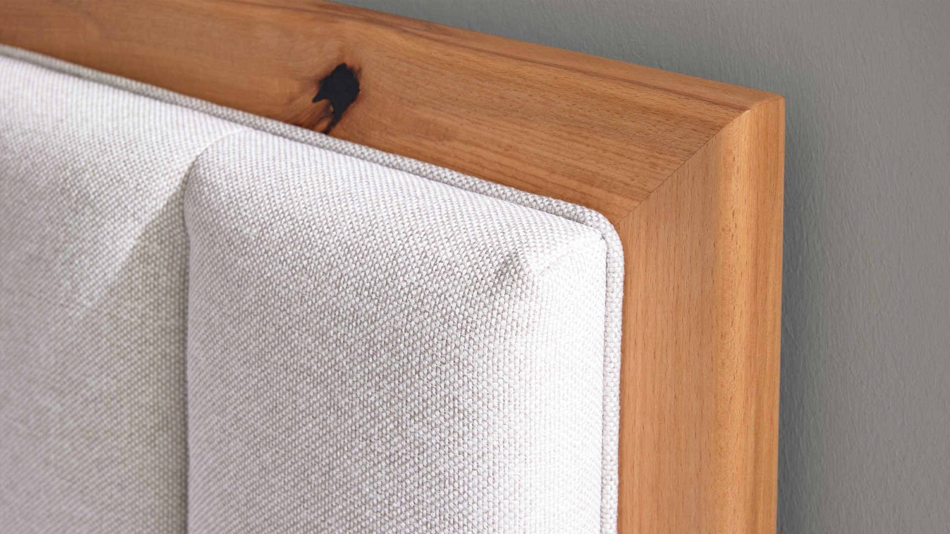 Boxspringbett Interliving aus Stoff in Beige Interliving Boxspringbett Serie 1415 hellbeiger Stoffbezug TBB 2 & Holzfuß H72 - Liegefläche ca. 180 x 200 cm