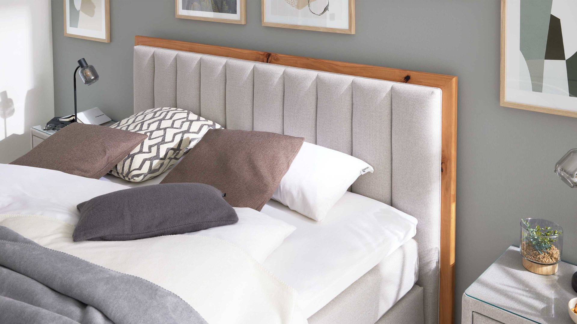 Boxspringbett Interliving aus Stoff in Beige Interliving Boxspringbett Serie 1415 - Boxspringbett mit Holzakzenten hellbeiger Stoffbezug TBB 2 & Holzfuß H72 - Liegefläche ca. 180 x 200 cm