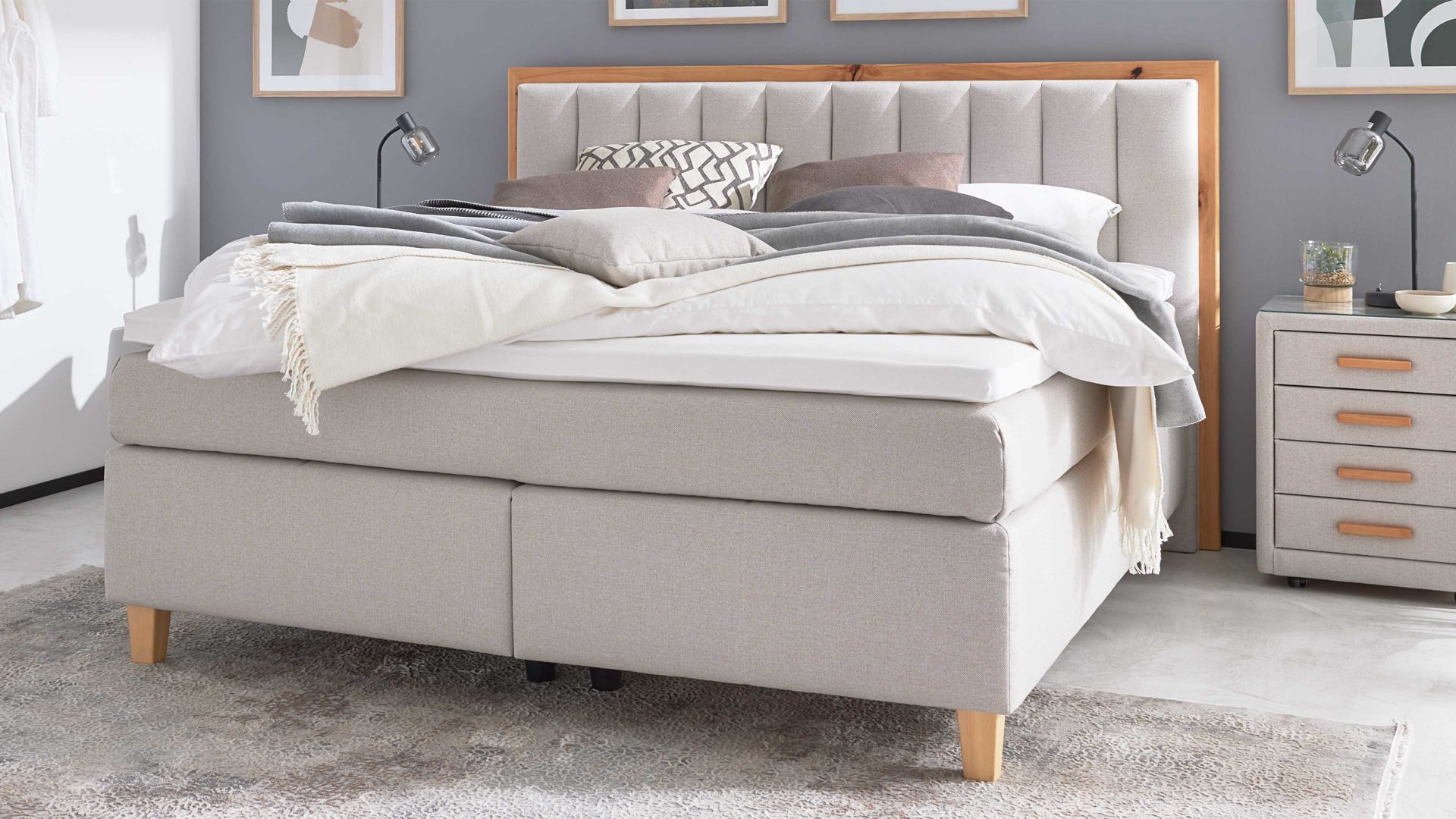 Boxspringbett Interliving aus Stoff in Beige Interliving Boxspringbett Serie 1415 - Boxspringbett mit Holzakzenten hellbeiger Stoffbezug TBB 2 & Holzfuß H72 - Liegefläche ca. 180 x 200 cm
