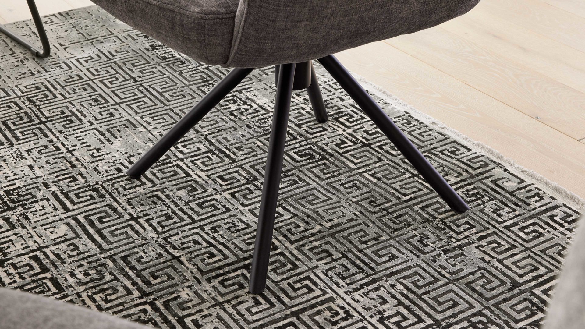 Polsterstuhl Interliving aus Stoff in Grau Interliving Esszimmer Serie 5504 - Armlehnstuhl grauer Bezug Concrete DCT 99 & schwarzer Drehfuß S 349