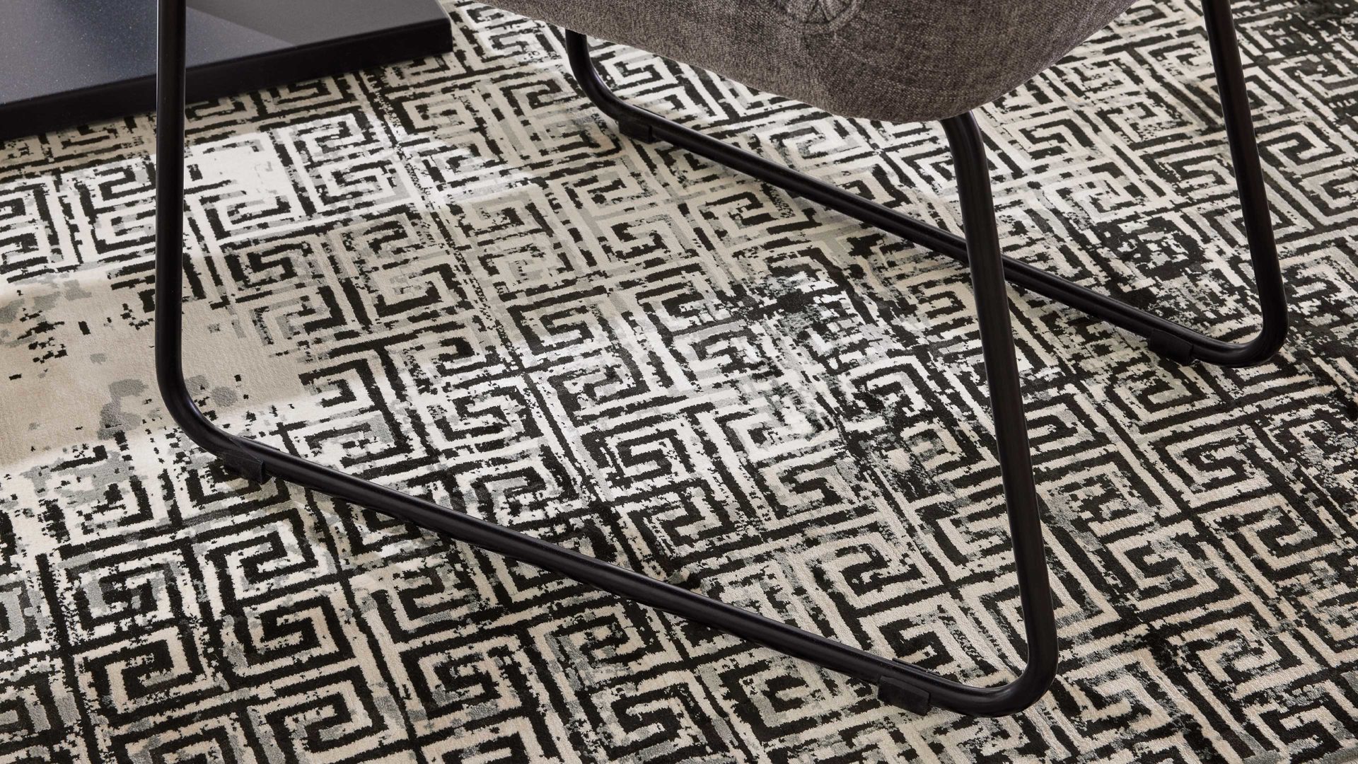 Polsterstuhl Interliving aus Stoff in Grau Interliving Esszimmer Serie 5504 - Polsterstuhl 35 grauer Bezug Concrete DCT 99 & schwarzes Kufengestell S 355