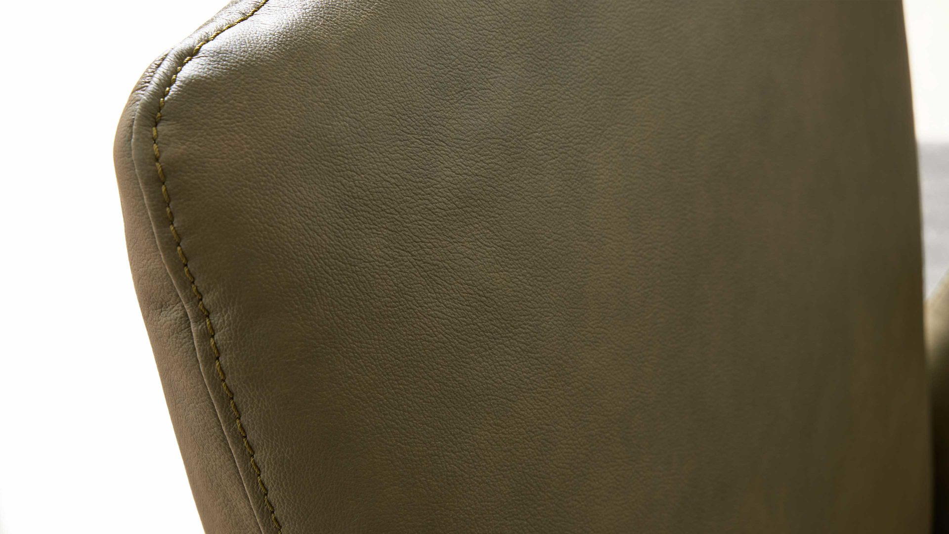 Polsterstuhl Interliving aus Leder in Grün Interliving Esszimmer Serie 5504 - Polsterstuhl grünes Leder EVI 33 & schwarzes Kufengestell S 355