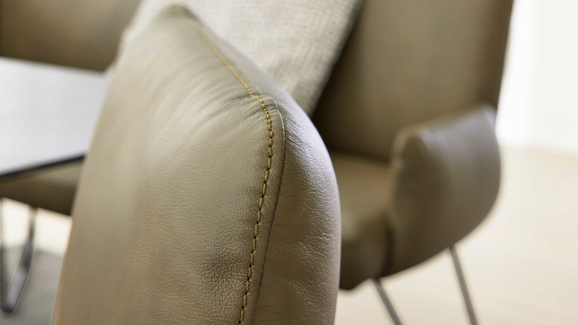 Polsterstuhl Interliving aus Leder in Grün Interliving Esszimmer Serie 5504 - Armlehnstuhl 37 grünes Leder EVI 33 & schwarzer Drehfuß S 349